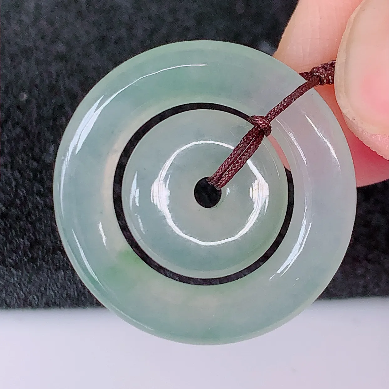 自然光实拍，冰种飘花翡翠平安母子扣吊坠，翠色灵动，种老水足，寓意好，品相佳，佩戴佳品！#57.9