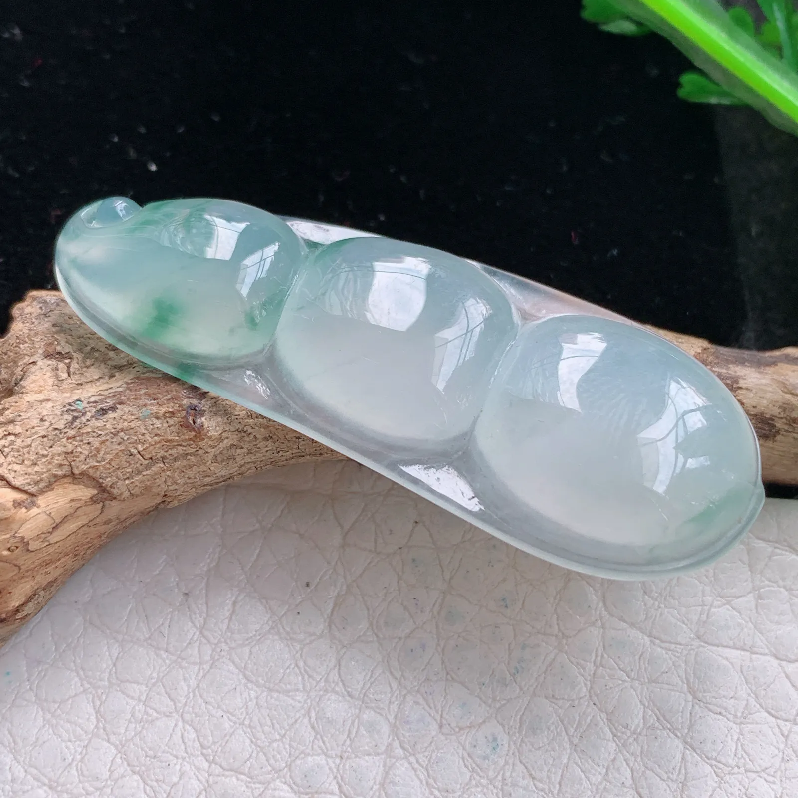 gp实拍49.2*19*5.5翡翠a货精雕冰飘绿花平安豆 四季豆玉吊坠 玉挂件