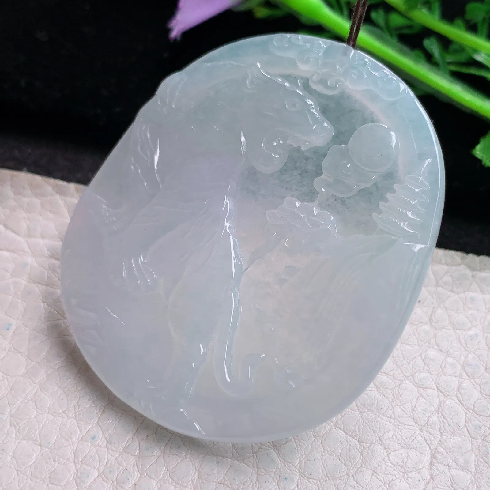 yn实拍54*47*4.8缅甸翡翠a货精雕白月光上山虎 生肖虎玉吊坠 玉挂件