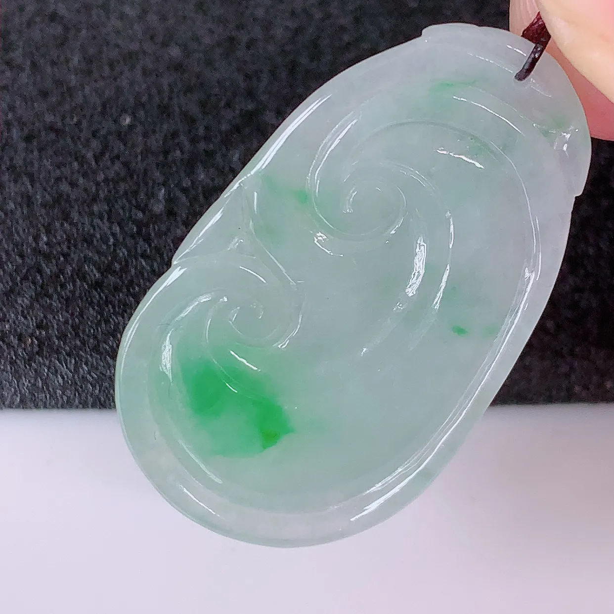 自然光实拍，冰润飘绿翡翠如意吊坠，上身效果非常美，饱满大气，工艺美，万事如意，如意一生，#57.9