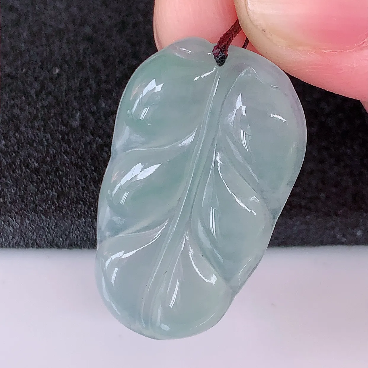 自然光实拍，冰种翡翠叶子吊坠 ，种水足，色泽清新，工艺精湛，叶子寓意美好；金枝玉叶，事业有成。#57