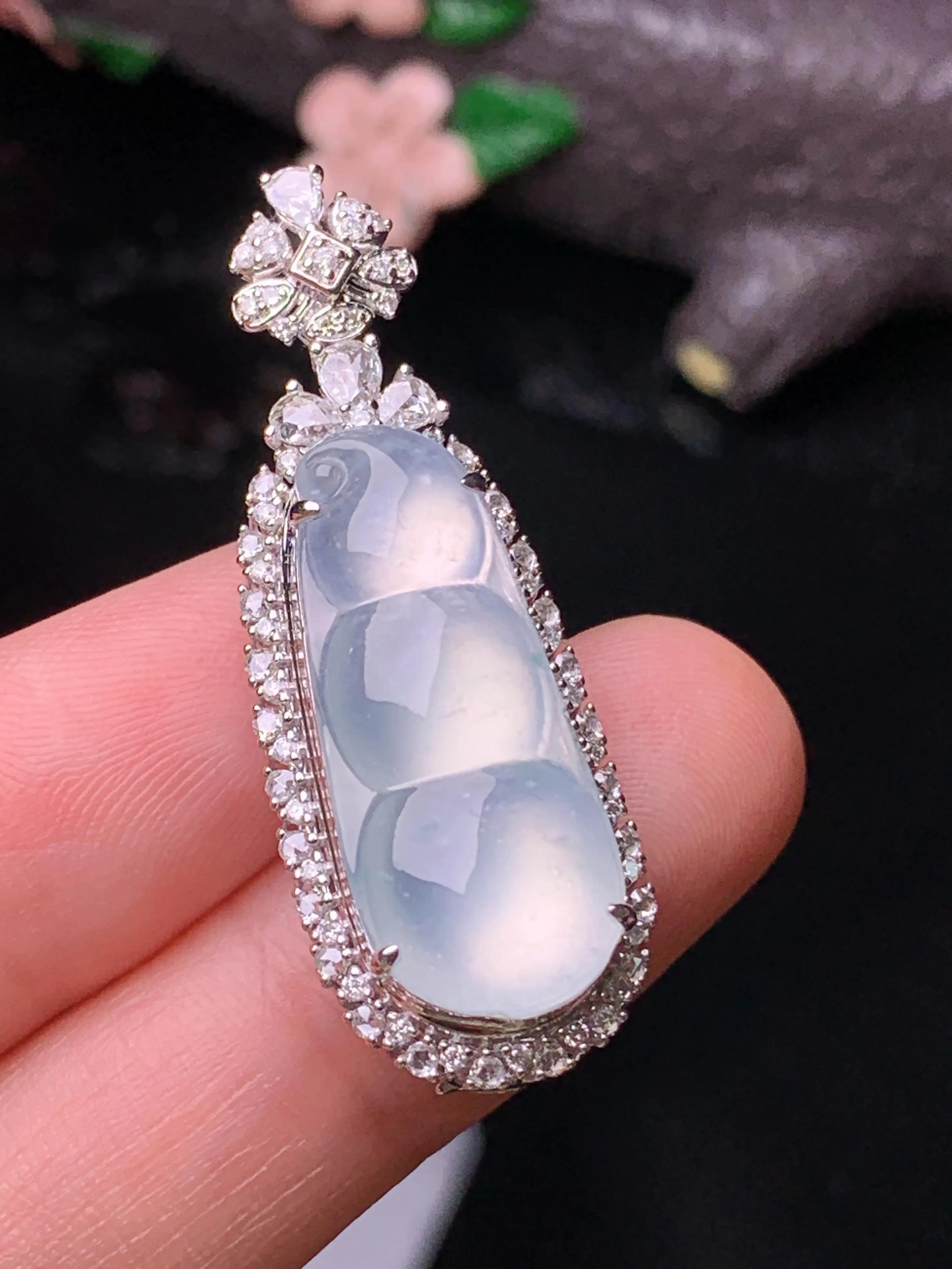 18k金钻镶嵌冰种四季豆吊坠 玉质细腻 水润亮眼 色泽艳丽 整体尺寸38*13.7*11