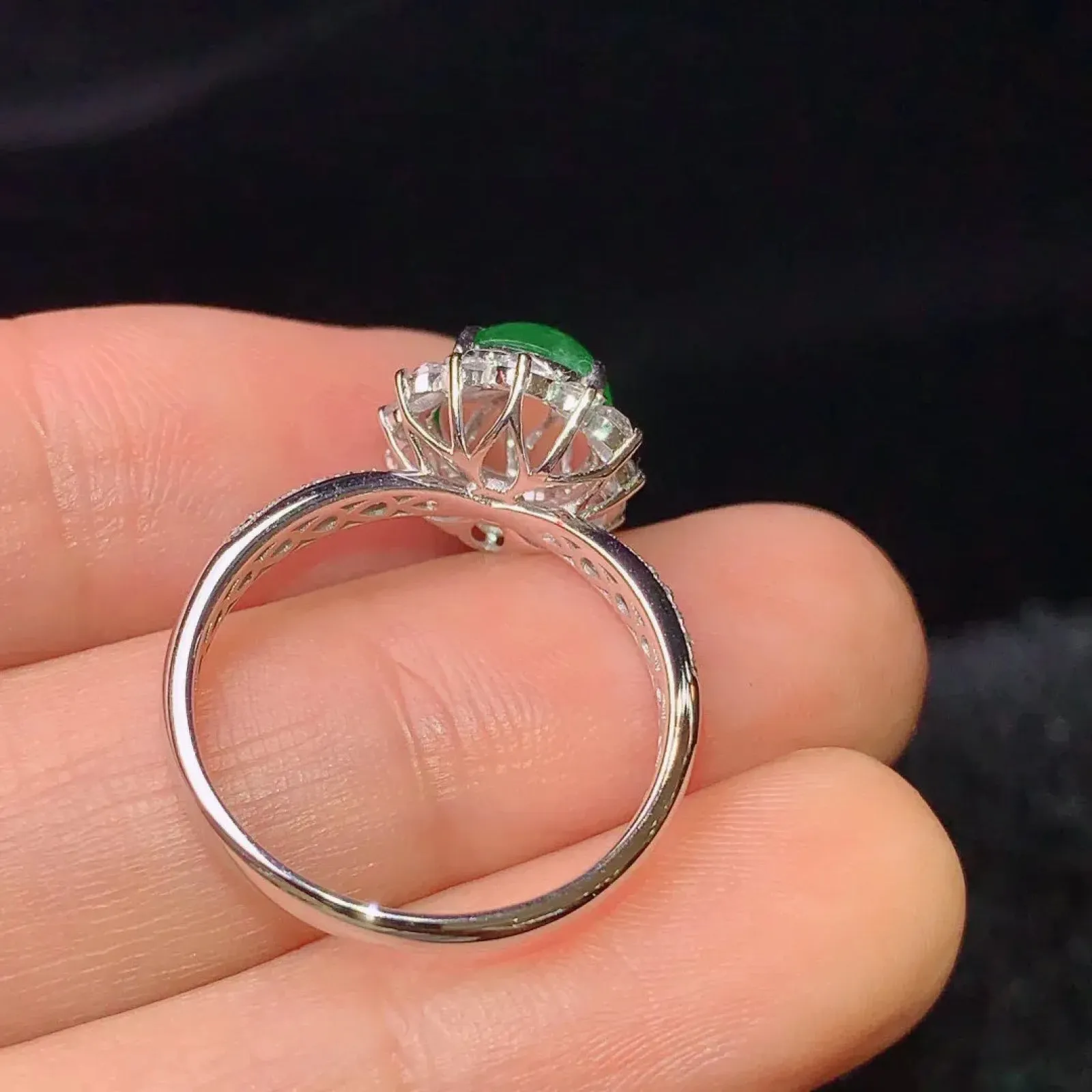 18k金钻镶嵌满绿蛋面戒指 玉质细腻 色泽艳丽  圈口14整体尺寸11.6*11*8.6 裸石7.5*7.2*4