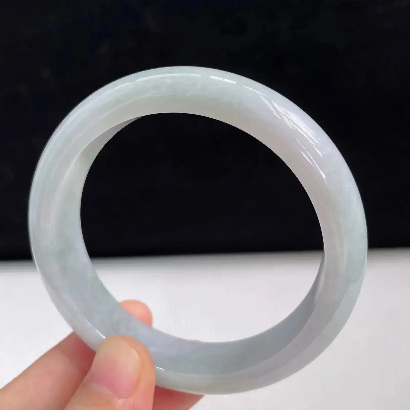 55mm自然光拍摄天然翡翠飘绿好种水正圈手镯 54.83克