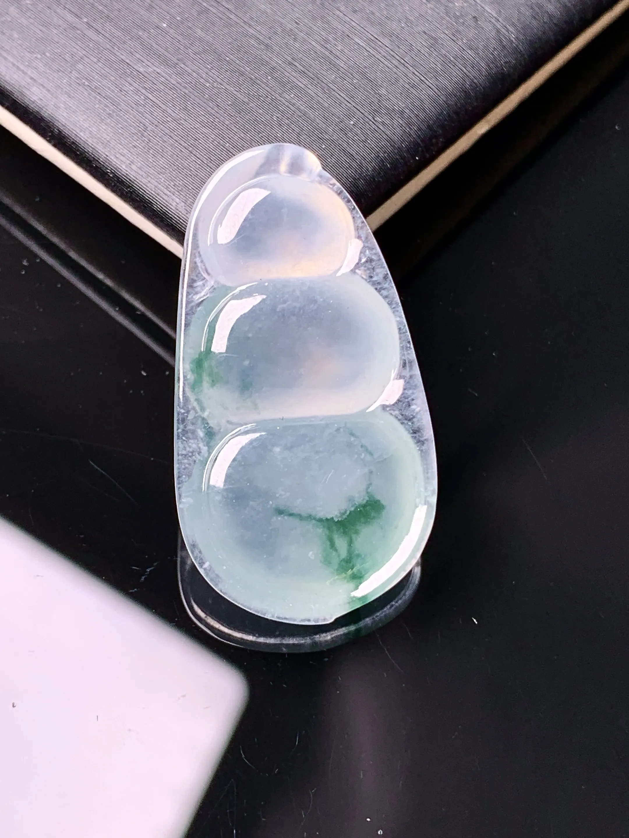 冰种飘绿四季豆吊坠 玉质细腻 水润亮眼 色泽艳丽 整体尺寸29.3*16*5.8