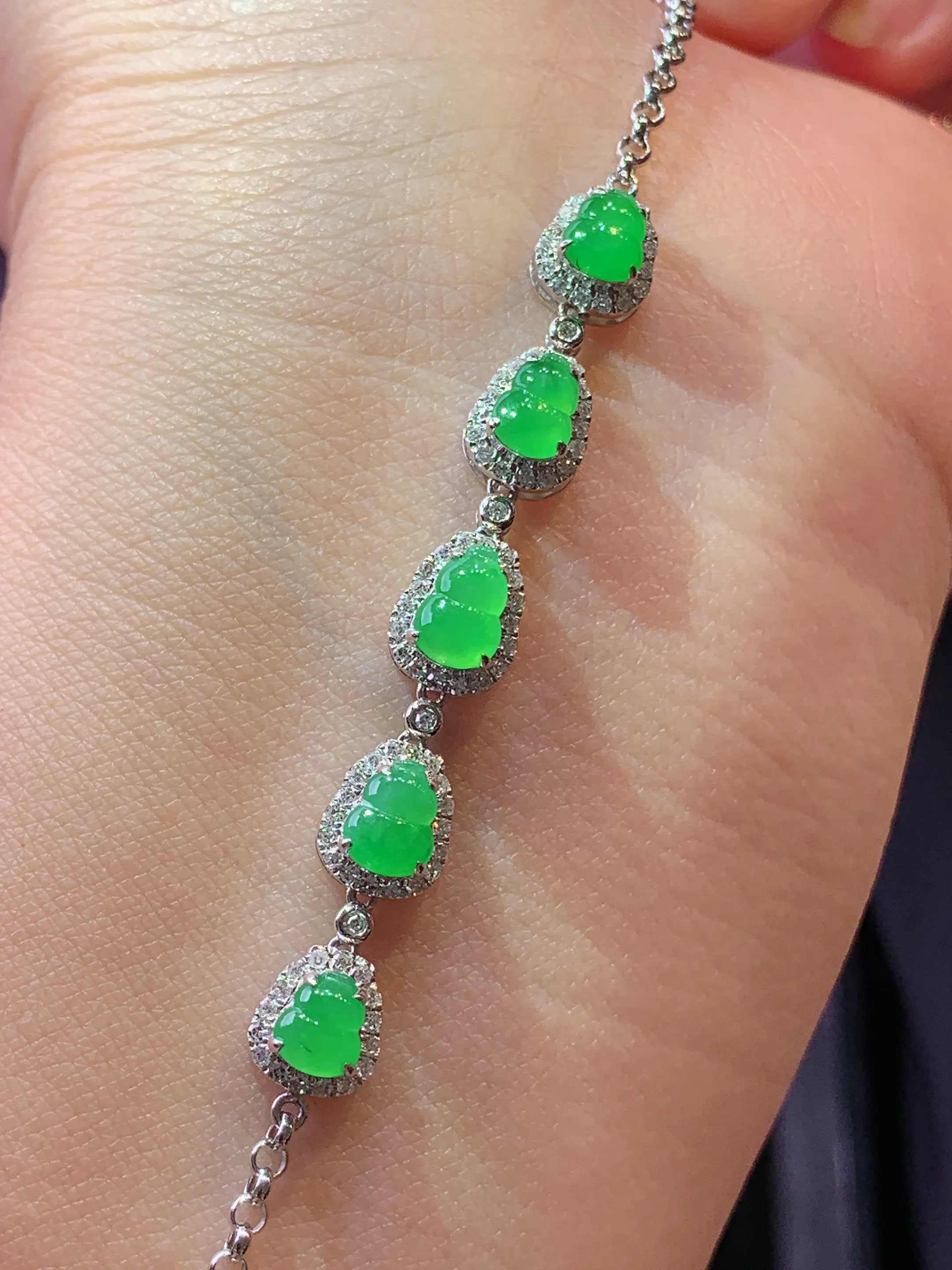 18k金钻镶嵌满绿葫芦手链 玉质细腻 水润亮眼 色泽艳丽 整体尺寸48.8*6.5*5