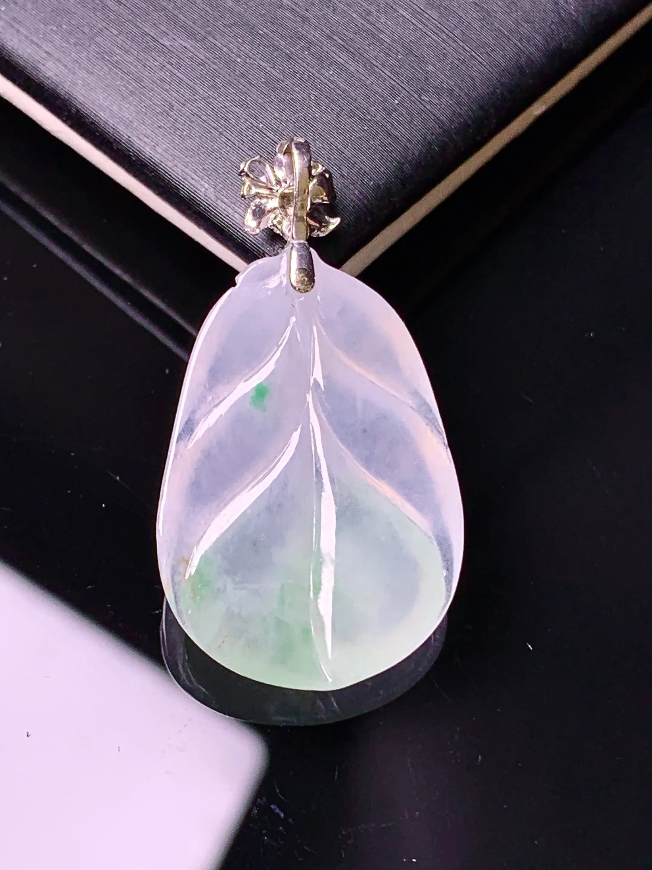 18k金镶嵌飘绿树叶吊坠 玉质细腻 水润亮眼 色泽艳丽 整体尺寸31.6*17.2*4.6