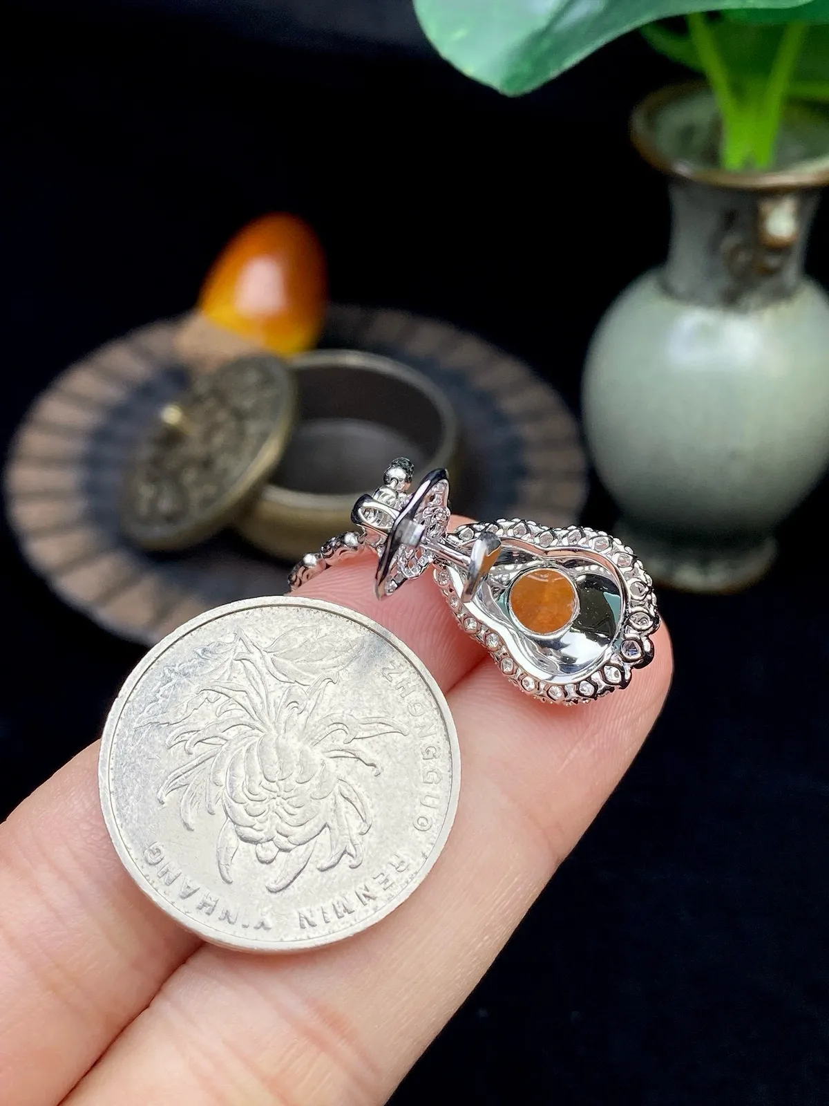 【冰种黄翡葫芦吊坠】质地细腻，冰感十足，晶莹透亮，18K金钻镶嵌，裸石尺寸14*10.3*3.8毫米