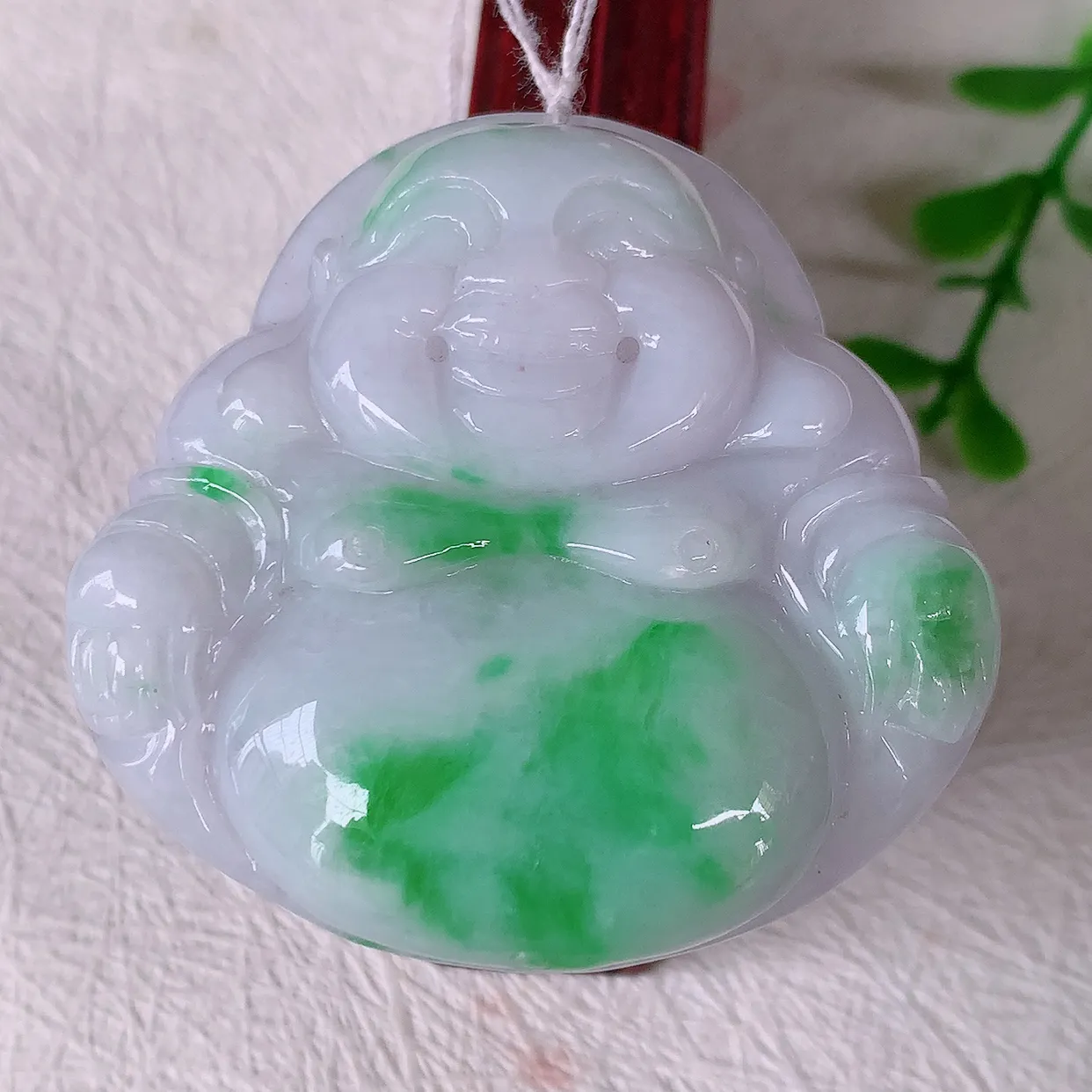 自然光实拍，大件厚装冰润飘绿翡翠佛公吊坠，开心笑佛，种老水足，颜色漂亮，立体饱满圆润，佩戴效果赞#46.9