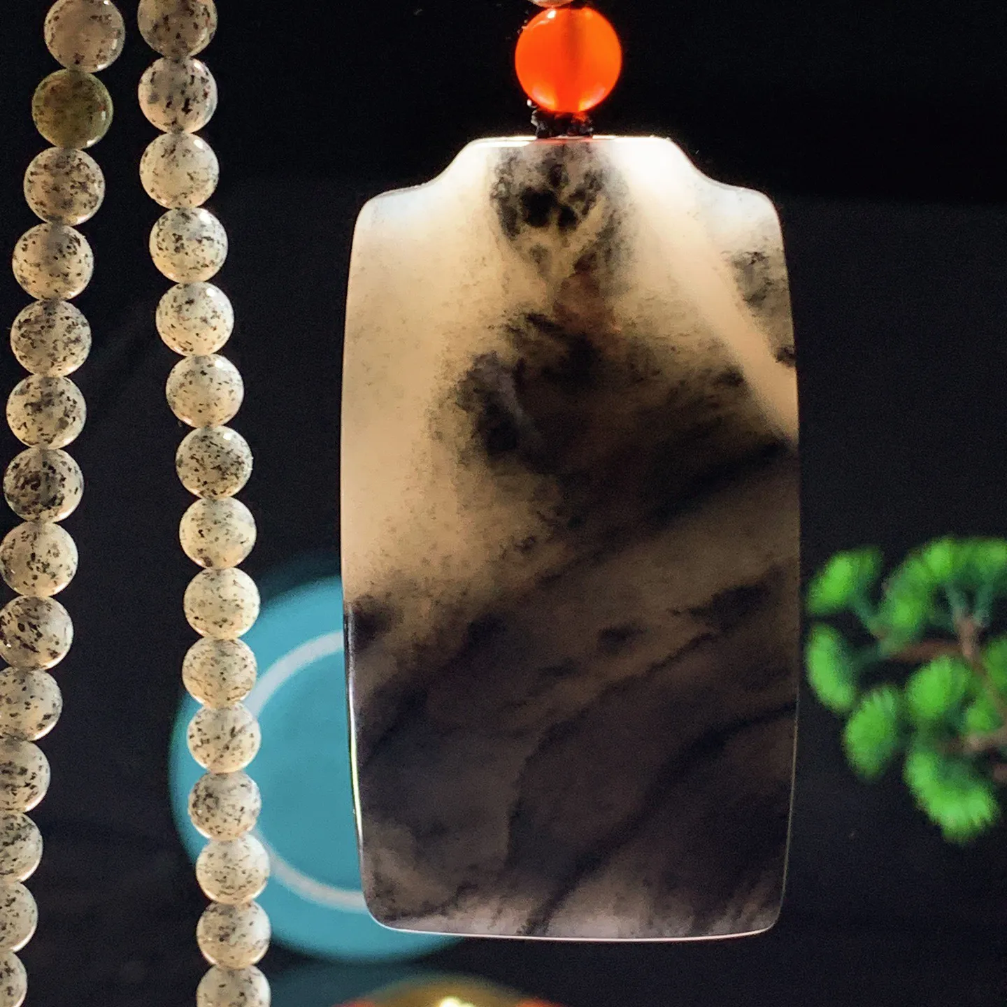 新疆和田玉籽料青花平安无事牌挂件。青花意境山水平安无事牌挂件。尺寸66/37/12重110克。玉质细腻油润。手推出油。佩戴高端典雅。lt251209