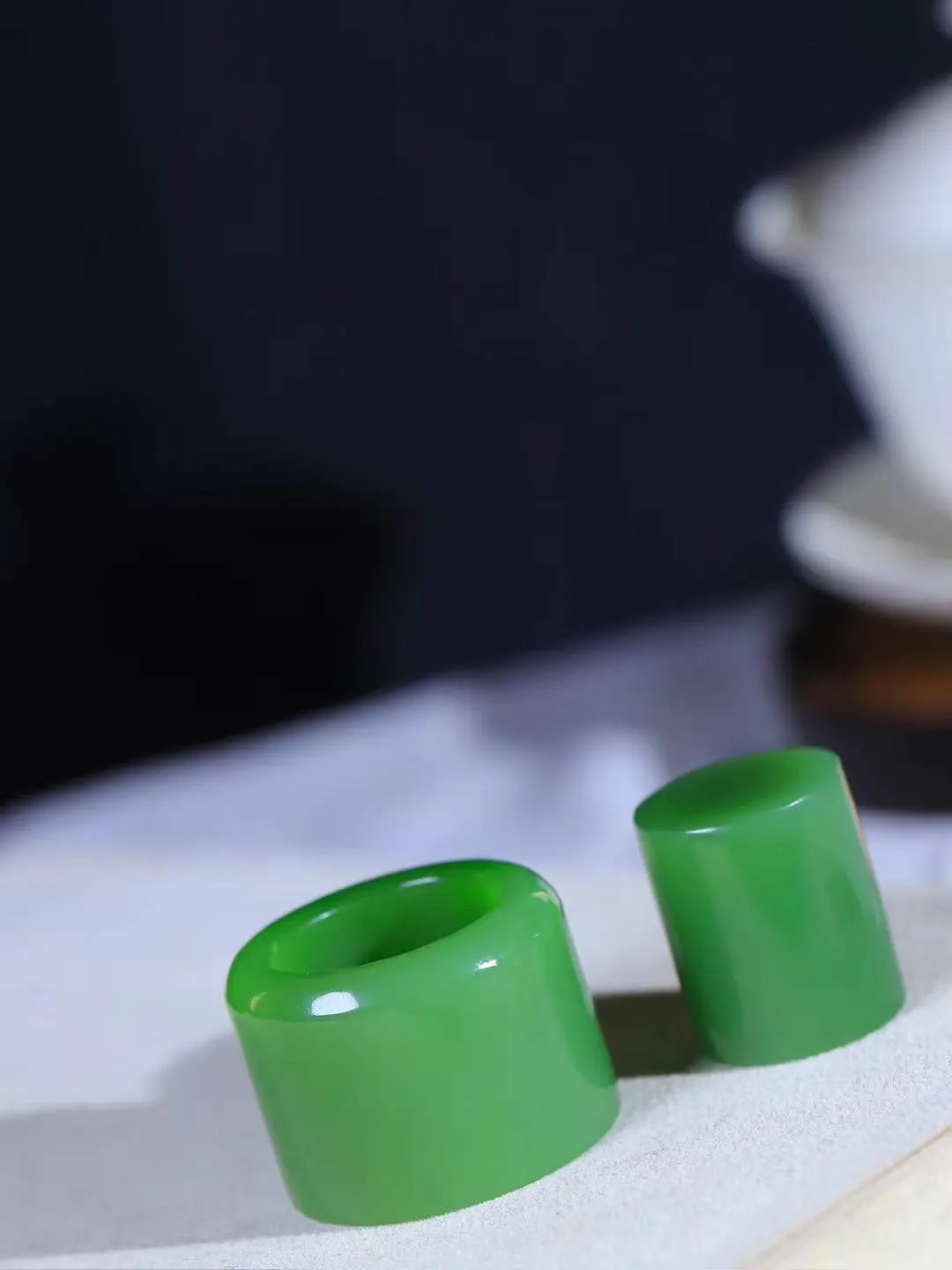 （扳指.套装）

典藏级臻品新疆和田玉碧玉扳指套装，质地细腻，手感上佳。线条流畅，设计精美共重55克 扳指尺寸21.7-23.7-5.4mm  扳指芯尺寸24-20.6mm   fDA-12120234