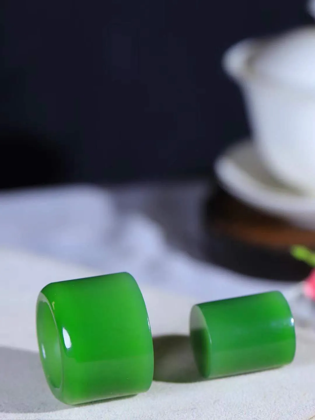 （扳指.套装）

典藏级臻品新疆和田玉碧玉扳指套装，质地细腻，手感上佳。线条流畅，设计精美共重55克 扳指尺寸21.7-23.7-5.4mm  扳指芯尺寸24-20.6mm   fDA-12120234