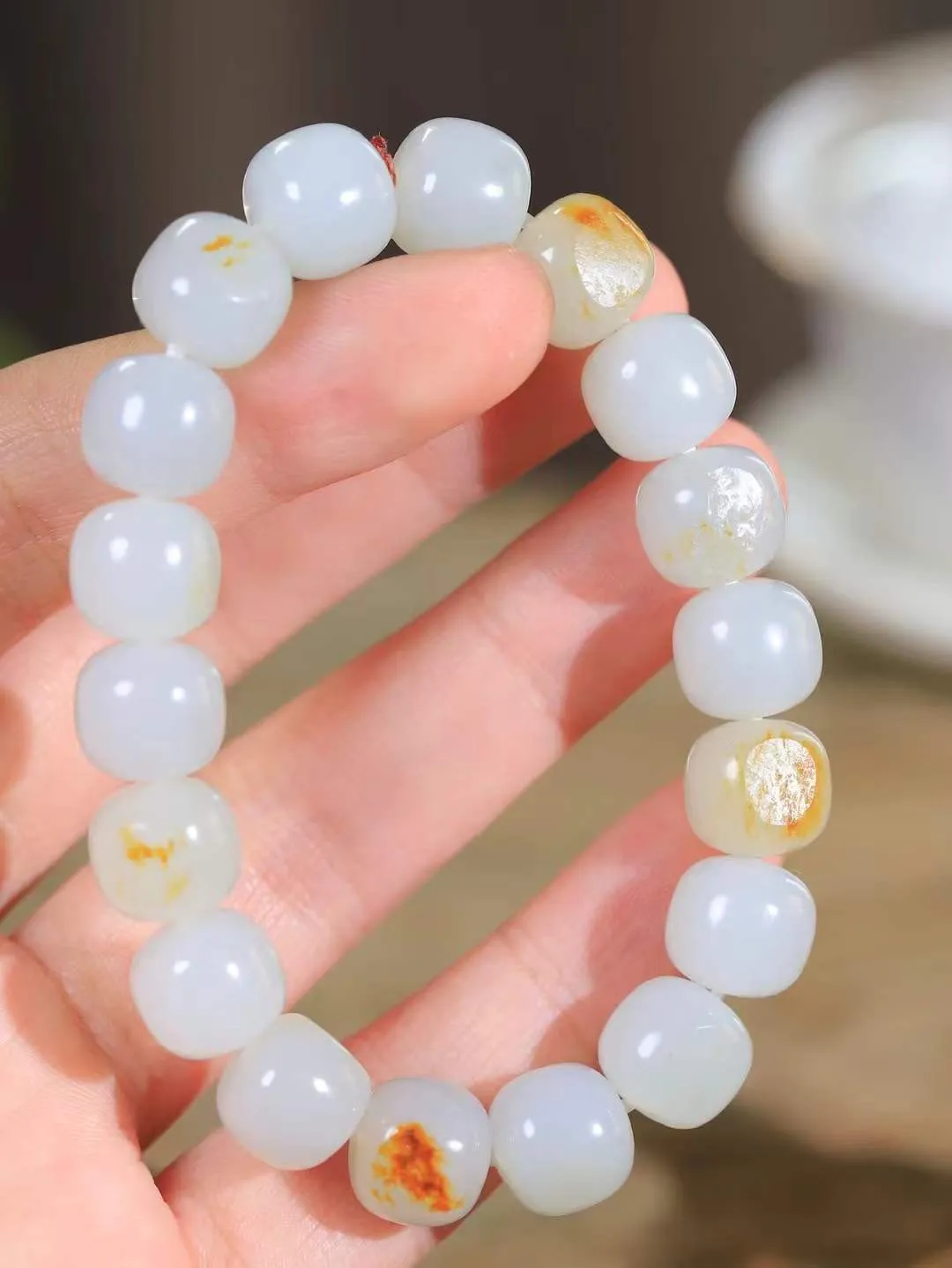 （老型珠.手串）

新疆和田籽料老型珠手串，玉质细腻油润 饱满光滑 质朴无华，悠远简单，人心境界远，百世修炼深，心灵常驻善意持，觉悟人生百世修。重50.20克    尺寸取一11.3-12mm    10120900A