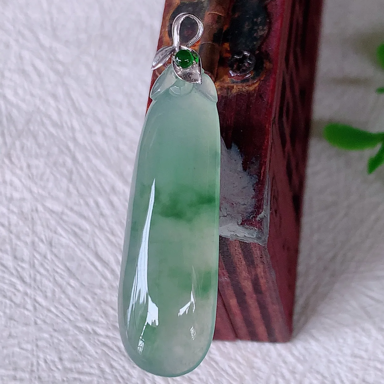 18K金镶嵌冰种飘花翡翠招财福瓜吊坠，精美饱满福瓜，种水足，形态圆润饱满，福相十足 ！#12.9