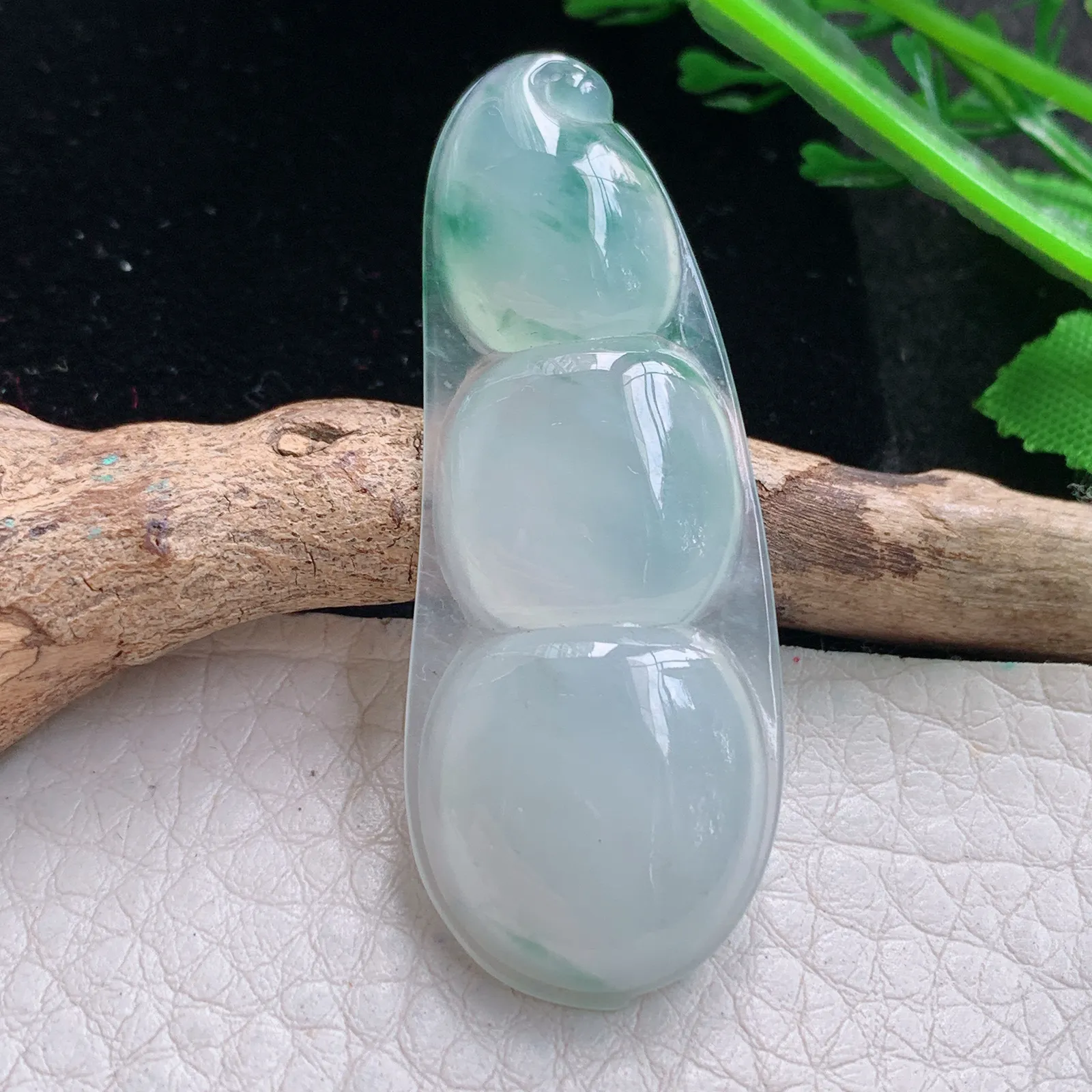 gp实拍49.2*19*5.5翡翠a货精雕冰飘绿花平安豆 四季豆玉吊坠 玉挂件