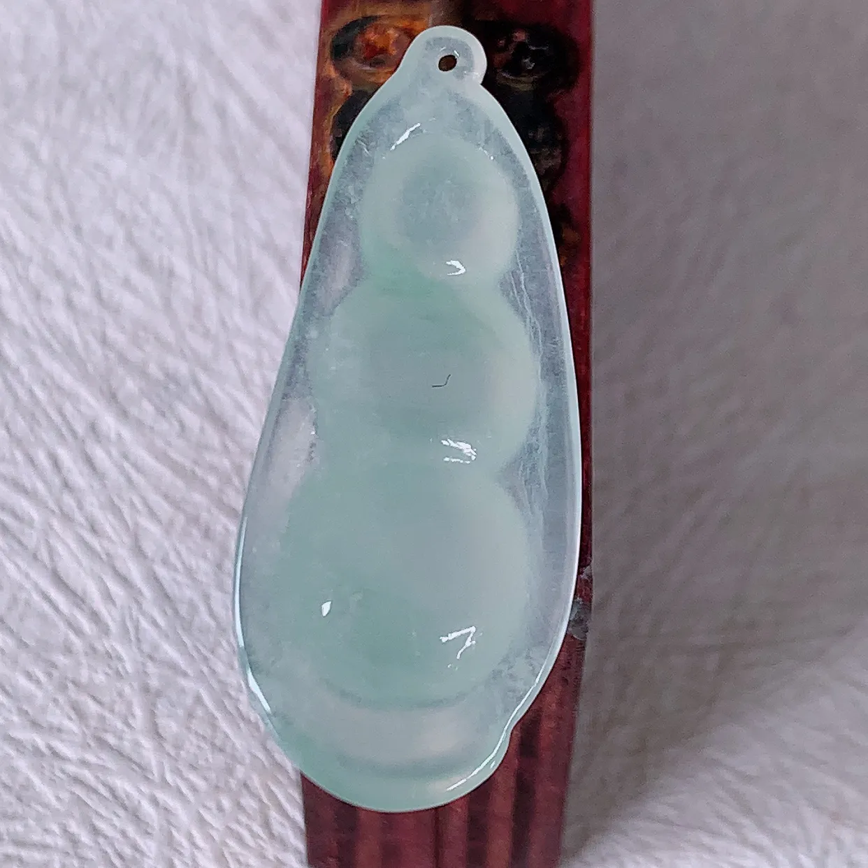 自然光实拍，冰种翡翠四季豆吊坠，平安豆福豆玉坠，冰润通透，豆粒饱满，寓意：豆蔻年华！#579