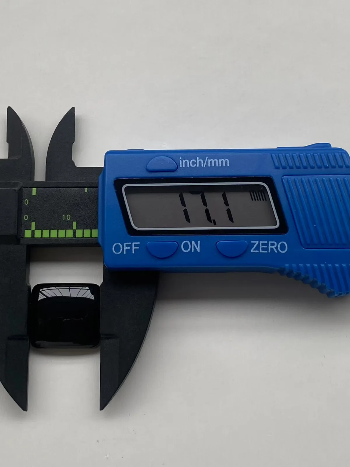 墨翠【马鞍戒面】细腻干净，黑度好、性价比高，雕工精湛，打灯透绿‘