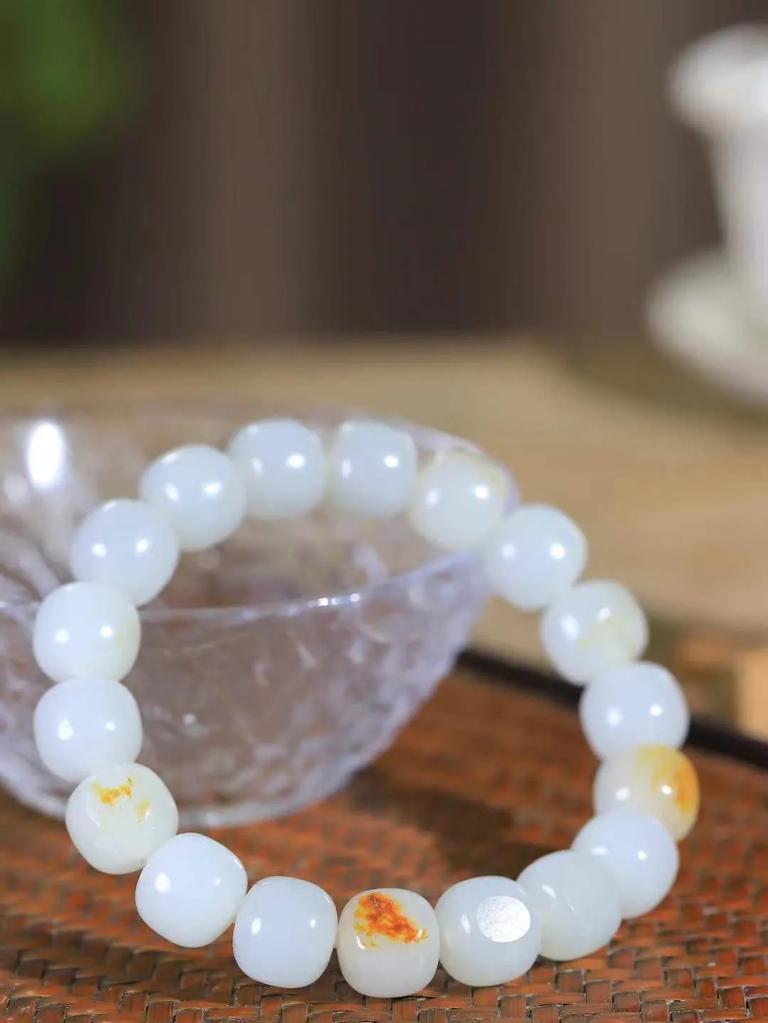 （老型珠.手串）

新疆和田籽料老型珠手串，玉质细腻油润 饱满光滑 质朴无华，悠远简单，人心境界远，百世修炼深，心灵常驻善意持，觉悟人生百世修。重50.20克    尺寸取一11.3-12mm    10120900A