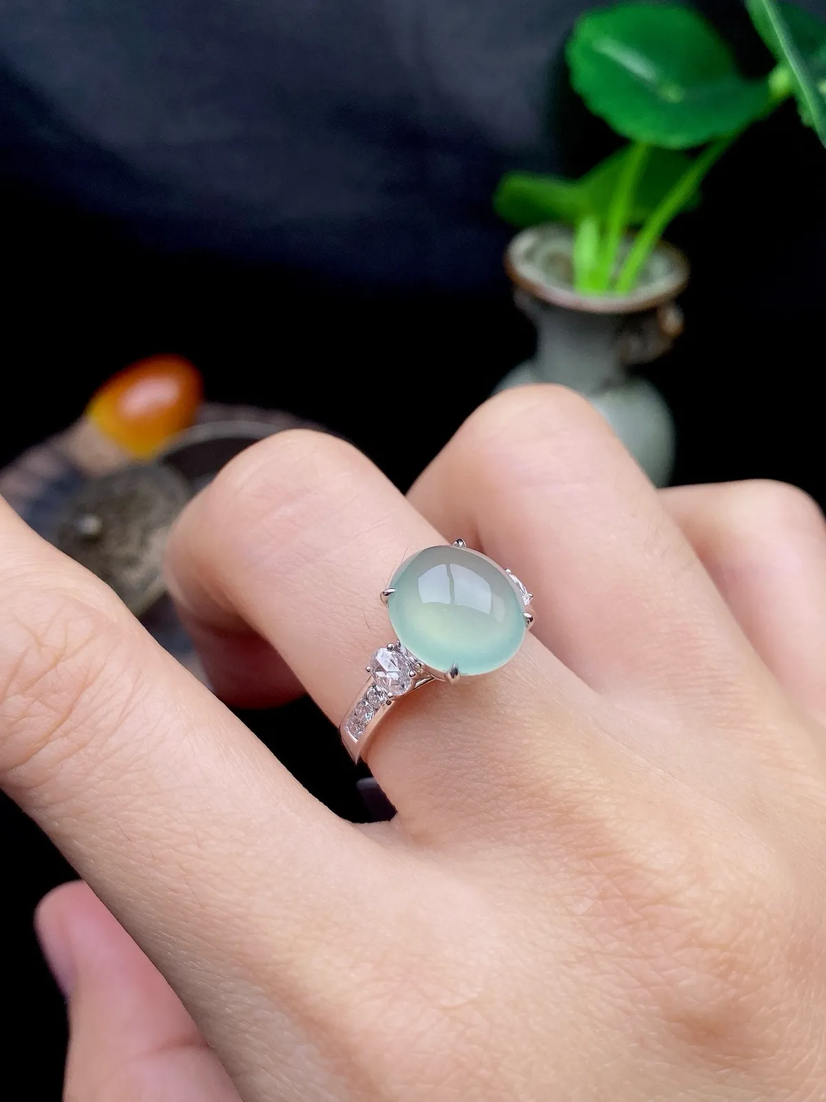 【冰种晴蛋面戒指】质地细腻，饱满度很好，晶莹剔透，18k金钻镶嵌，裸石尺寸11*10*4.2毫米