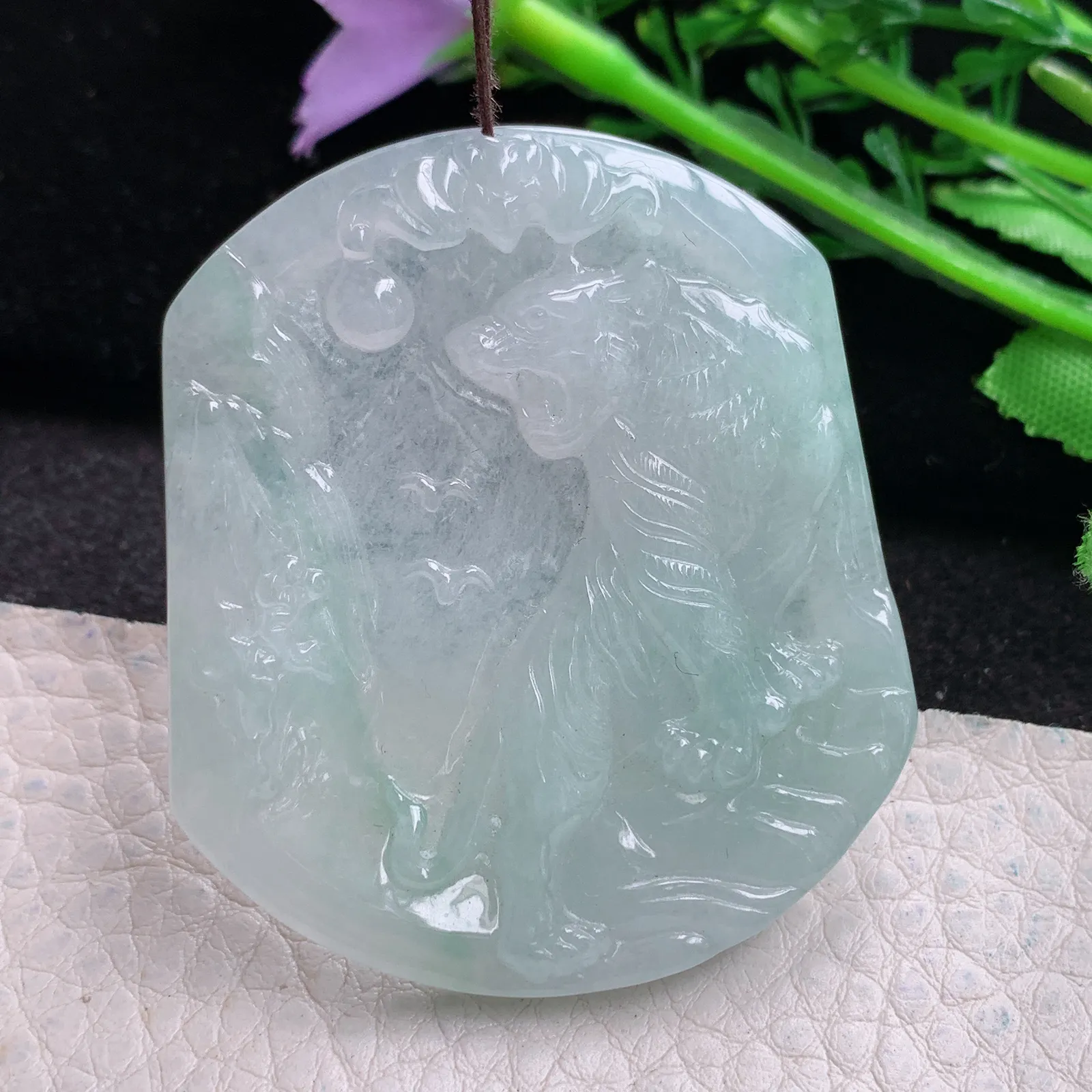 yn实拍50*43.5*5.5缅甸翡翠a货精雕飘绿花上山虎 生肖虎玉吊坠 玉挂件