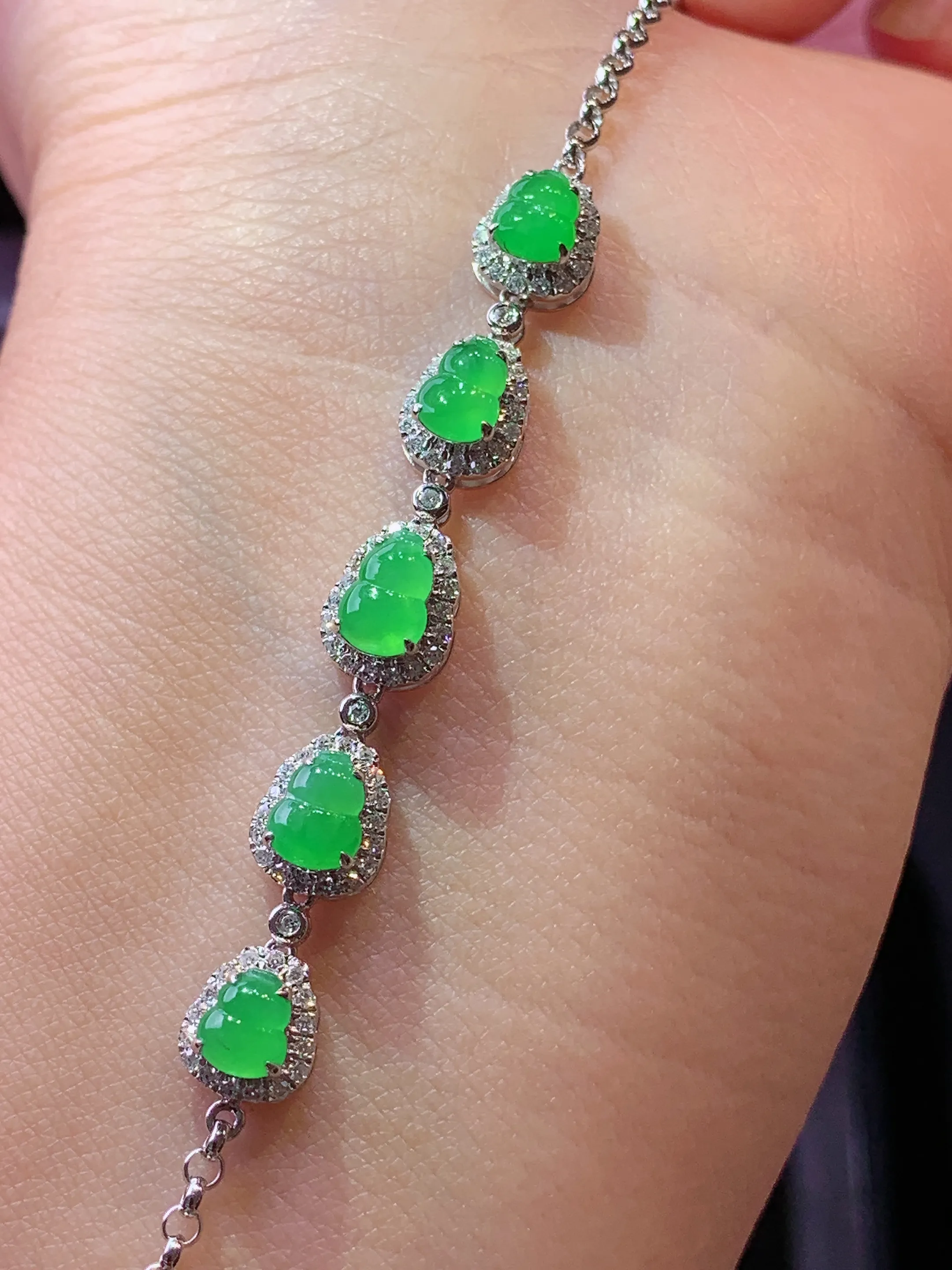 18k金钻镶嵌满绿葫芦手链 玉质细腻 水润亮眼 色泽艳丽 整体尺寸48.8*6.5*5
