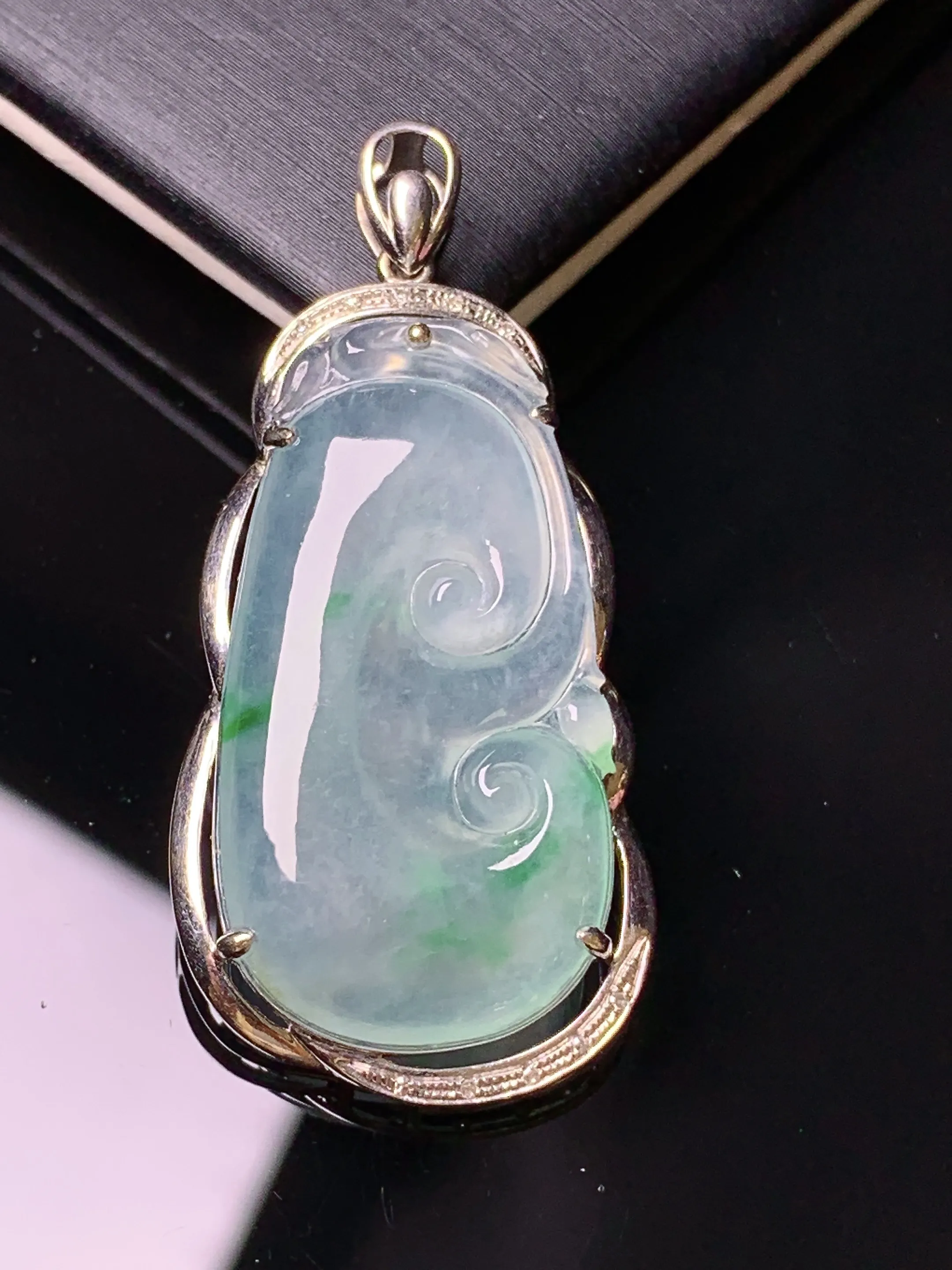 18k金钻镶嵌冰种如意吊坠 玉质细腻 水润亮眼 色泽艳丽 整体尺寸40*18.8*6.3