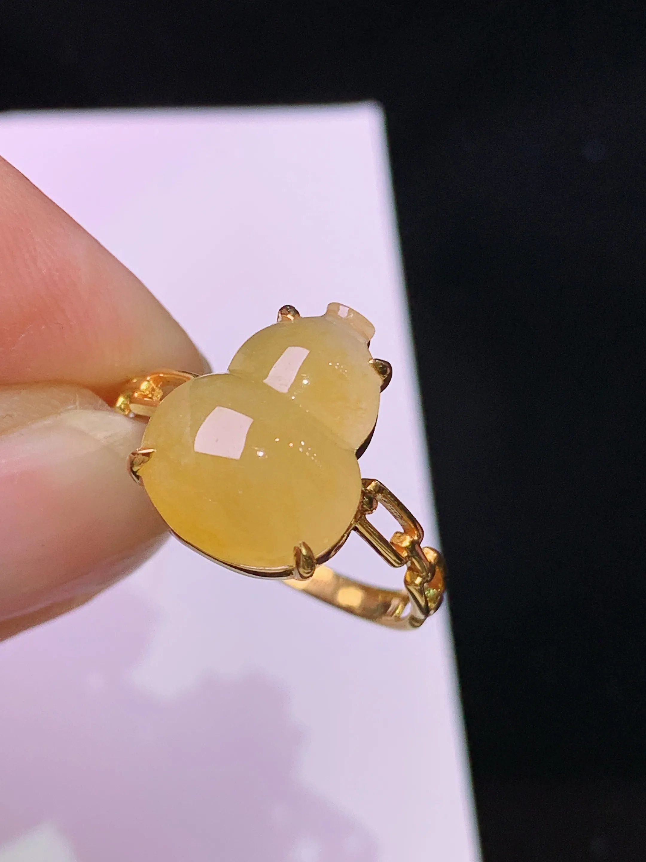 18k金钻镶嵌黄翡葫芦戒指 玉质细腻 水润亮眼 色泽艳丽 圈口13 整体尺寸12.6*9.8*4.5