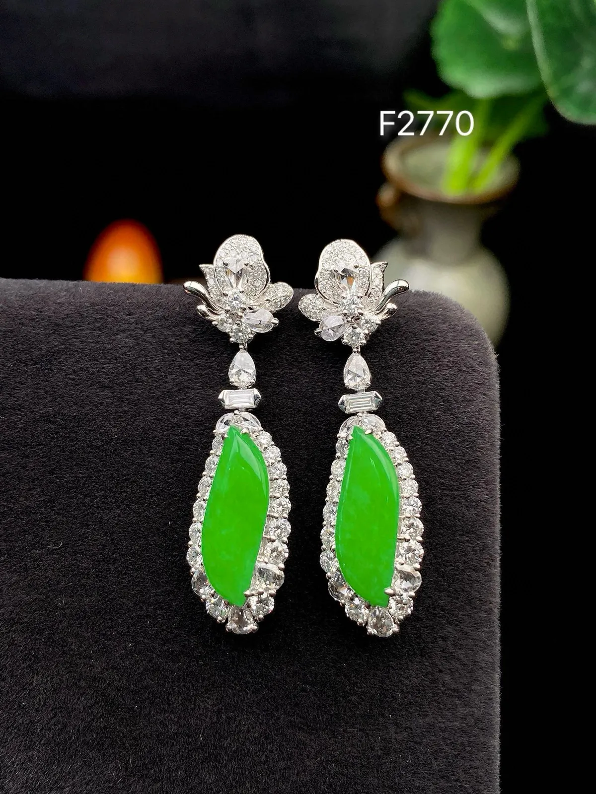 【冰种满绿随形耳坠】种水上乘，通透闪亮，晶莹剔透。18K金钻镶嵌，裸石尺寸16*5.7*2.8毫米
