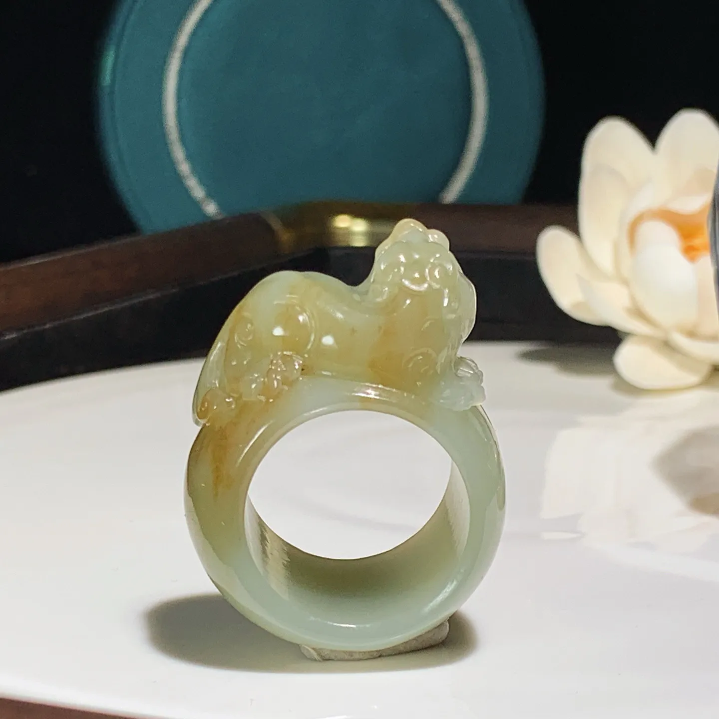 新疆和田玉且末糖招财进宝貔貅扳指。内径23尺寸44/33/18重25.5克。玉质细腻油润。手推出油。佩戴高端典雅。lt251209