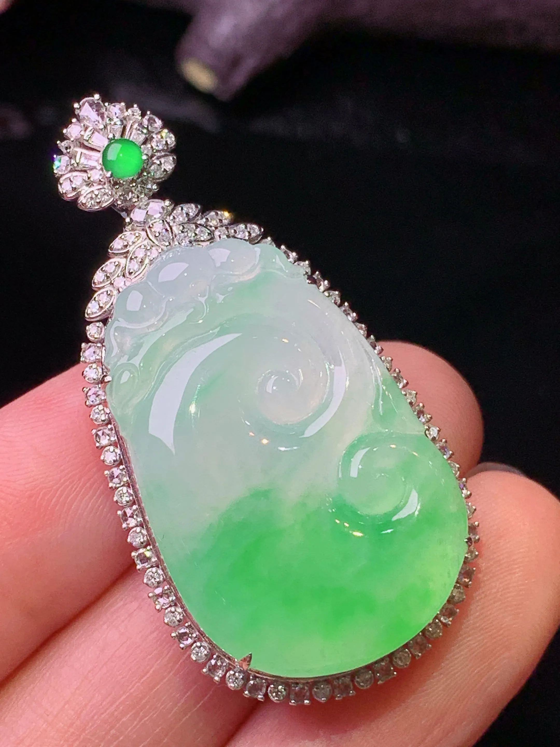 18k金钻镶嵌飘绿如意吊坠 玉质细腻 水润亮眼 色泽艳丽 整体尺寸43.5*22.7*10