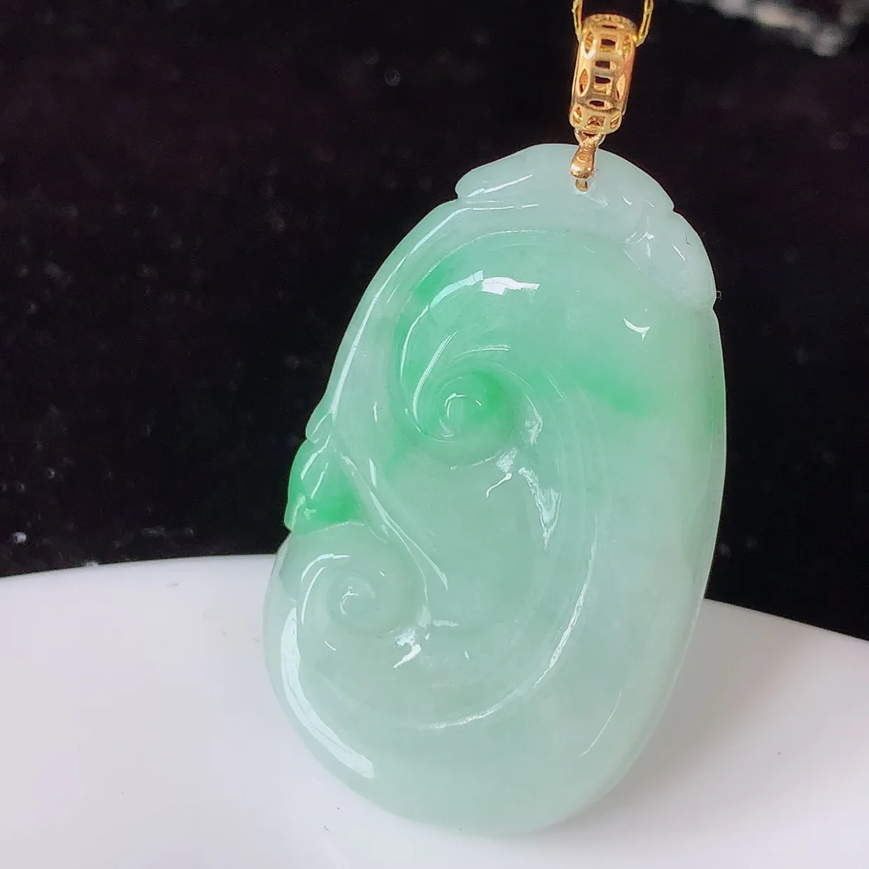 18k金镶嵌飘绿翡翠万事如意吊坠，沁人心脾，精致典雅的设计，为佩戴者，增添色彩，送礼自留都是佳品选择！#35.9