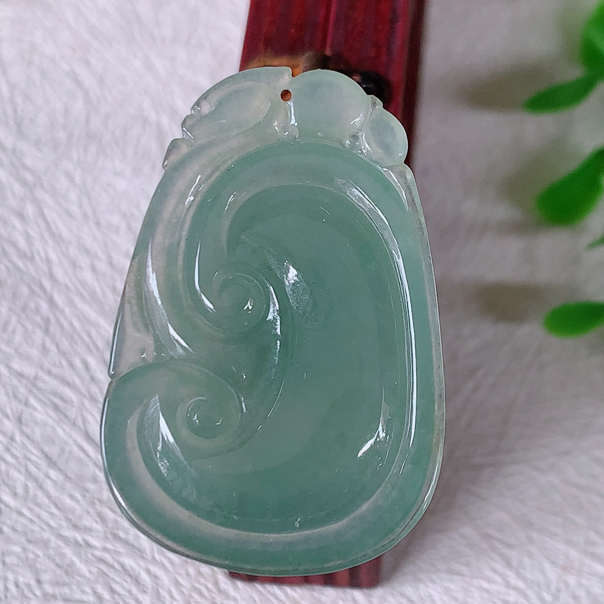 自然光实拍，冰种翡翠如意吊坠，上身效果非常美，饱满大气，工艺美，万事如意，如意一生，#12.9