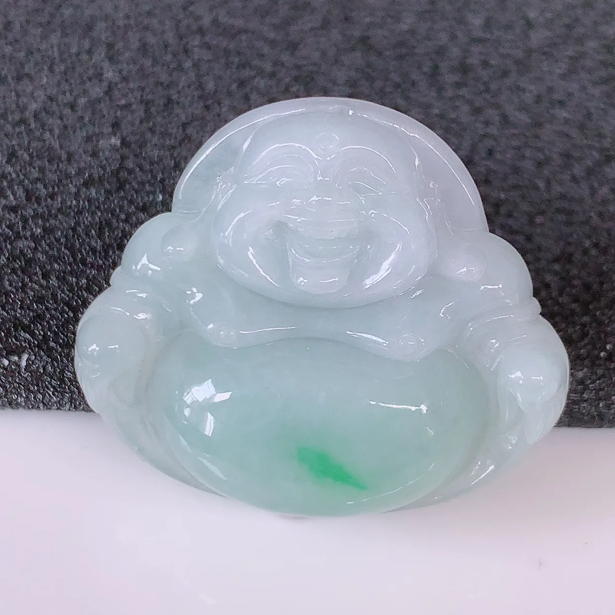 自然光实拍，冰润飘绿翡翠佛公吊坠，开心笑佛，种老水足，颜色漂亮，立体饱满圆润，佩戴效果赞#57.9