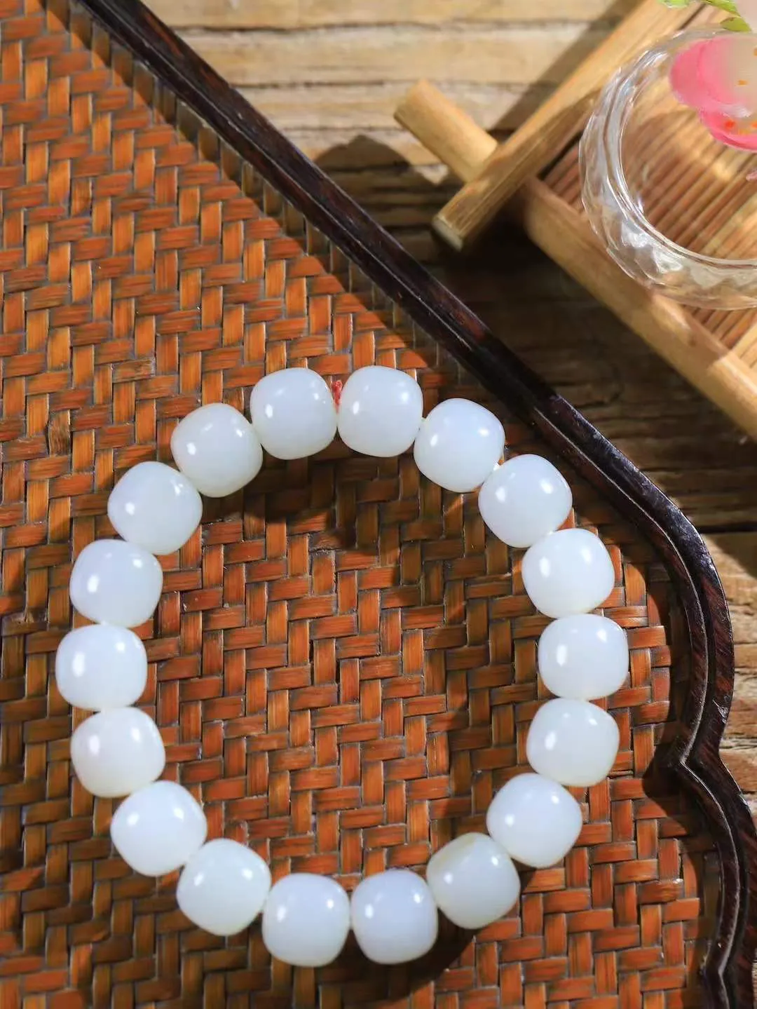 （老型珠.手串）

新疆和田籽料老型珠手串，玉质细腻油润 饱满光滑 质朴无华，悠远简单，人心境界远，百世修炼深，心灵常驻善意持，觉悟人生百世修。重50.20克    尺寸取一11.3-12mm    10120900A