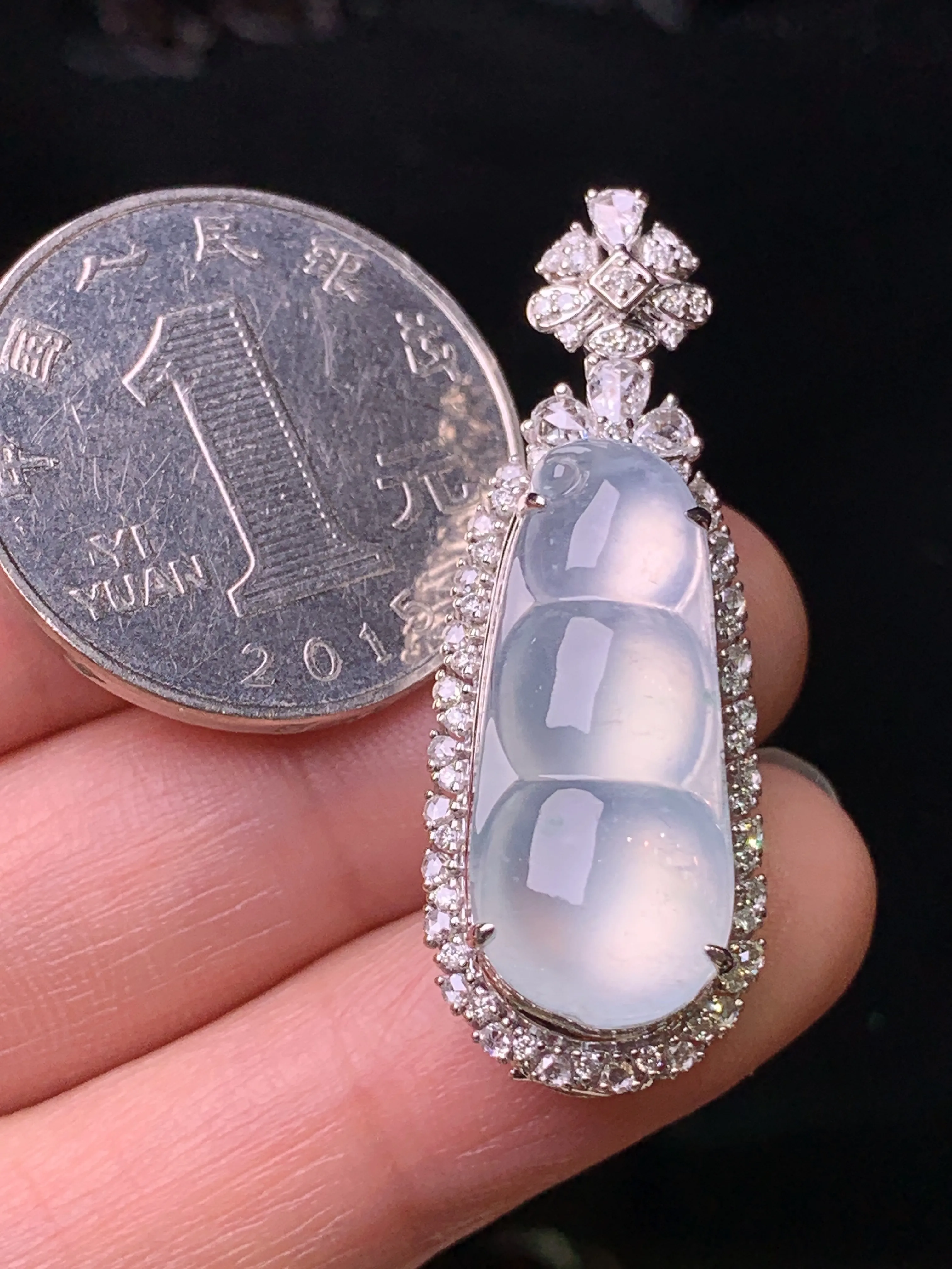 18k金钻镶嵌冰种四季豆吊坠 玉质细腻 水润亮眼 色泽艳丽 整体尺寸38*13.7*11