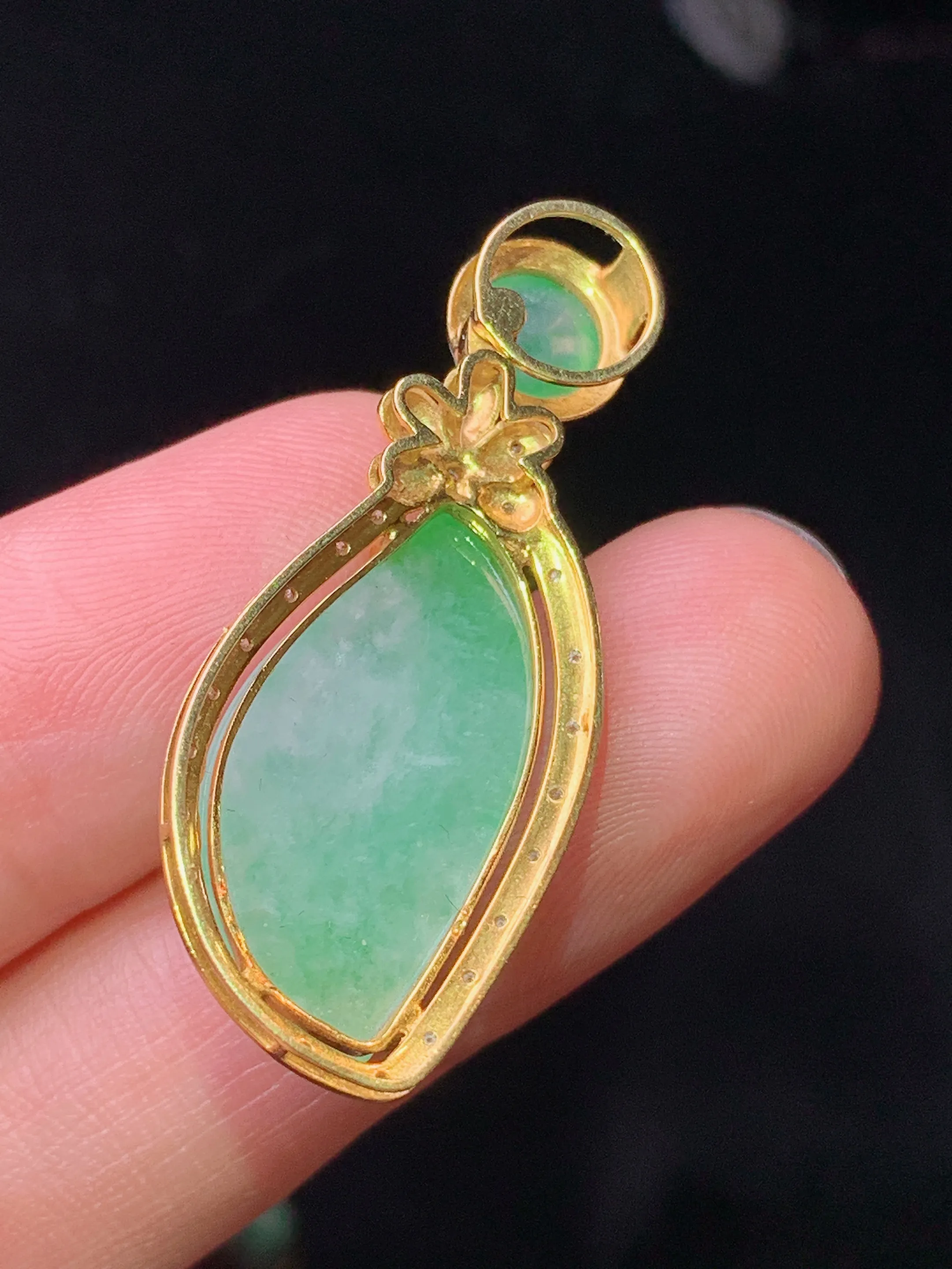 18k金钻镶嵌翠绿随形吊坠 玉质细腻 水润亮眼 色泽艳丽 整体尺寸36.5*14.5*9.2