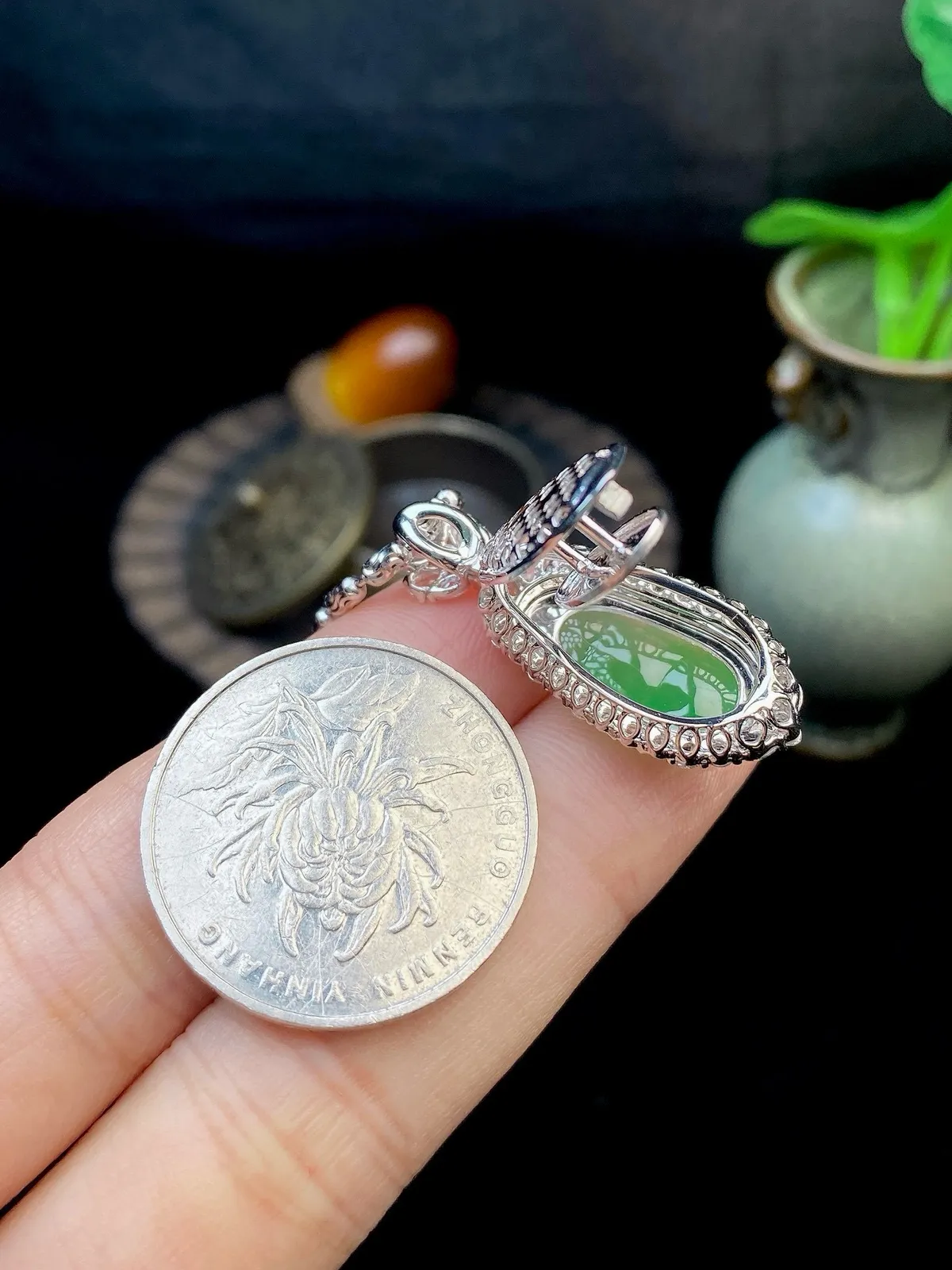 【冰种满绿福豆吊坠】种地上乘，冰感十足，通透起光，饱满圆润，18k金钻镶嵌，裸石尺寸17.8*8.9*3.8毫米。