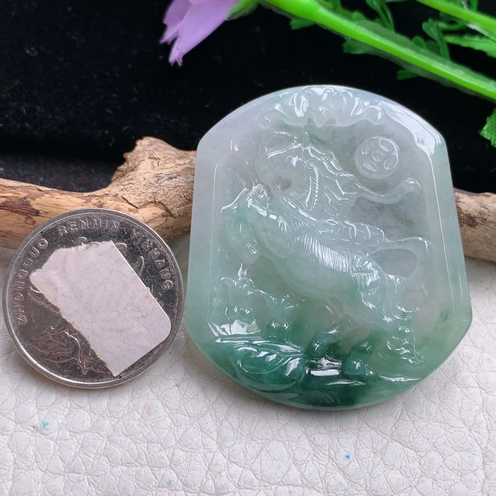 yn实拍46.5*40*5.2缅甸翡翠a货精雕飘蓝花飞马 马上有钱玉吊坠 玉挂件