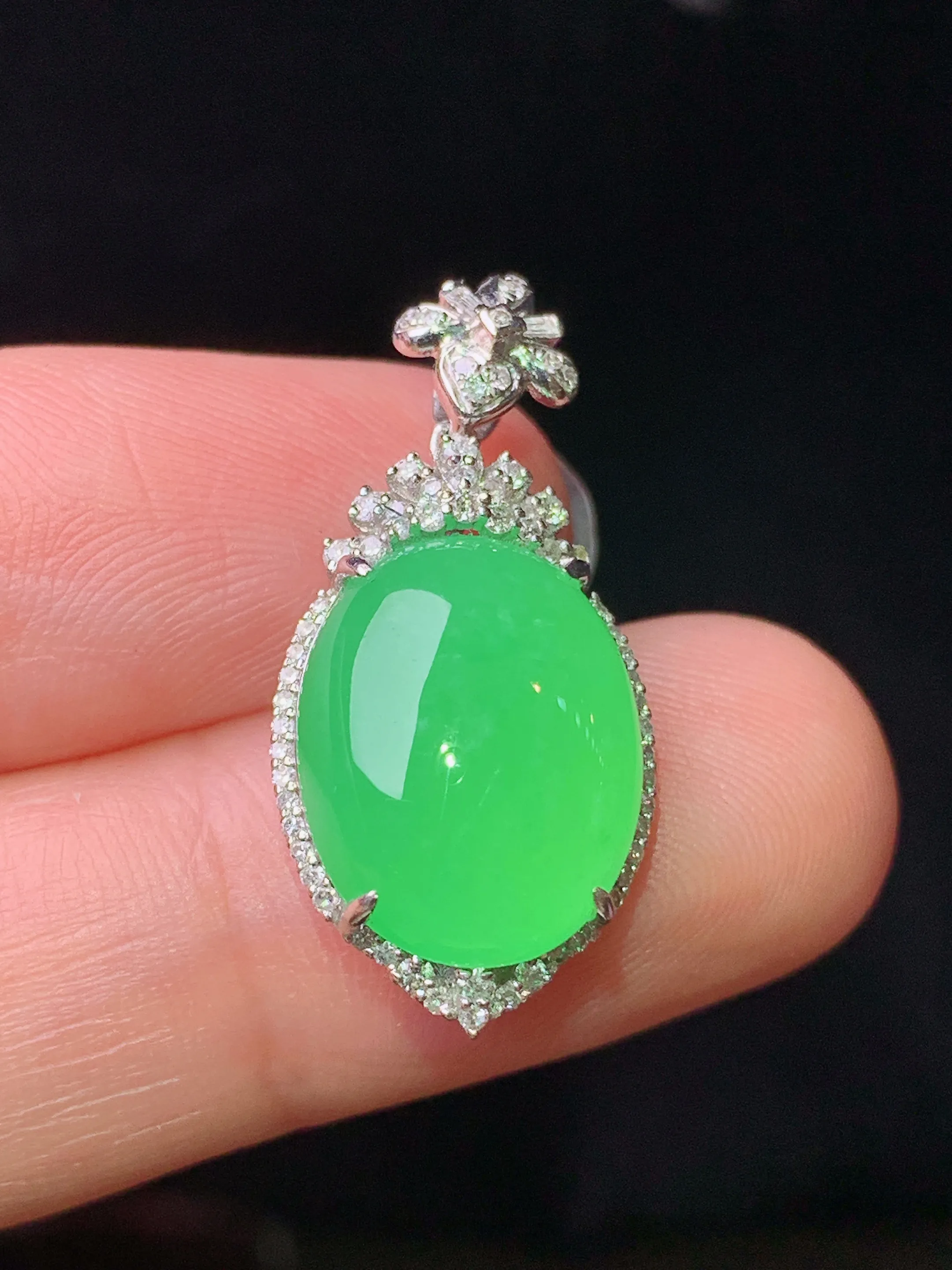 18k金钻镶嵌翠绿蛋面吊坠 玉质细腻 水润亮眼 色泽艳丽 整体尺寸26*12.5*7.5