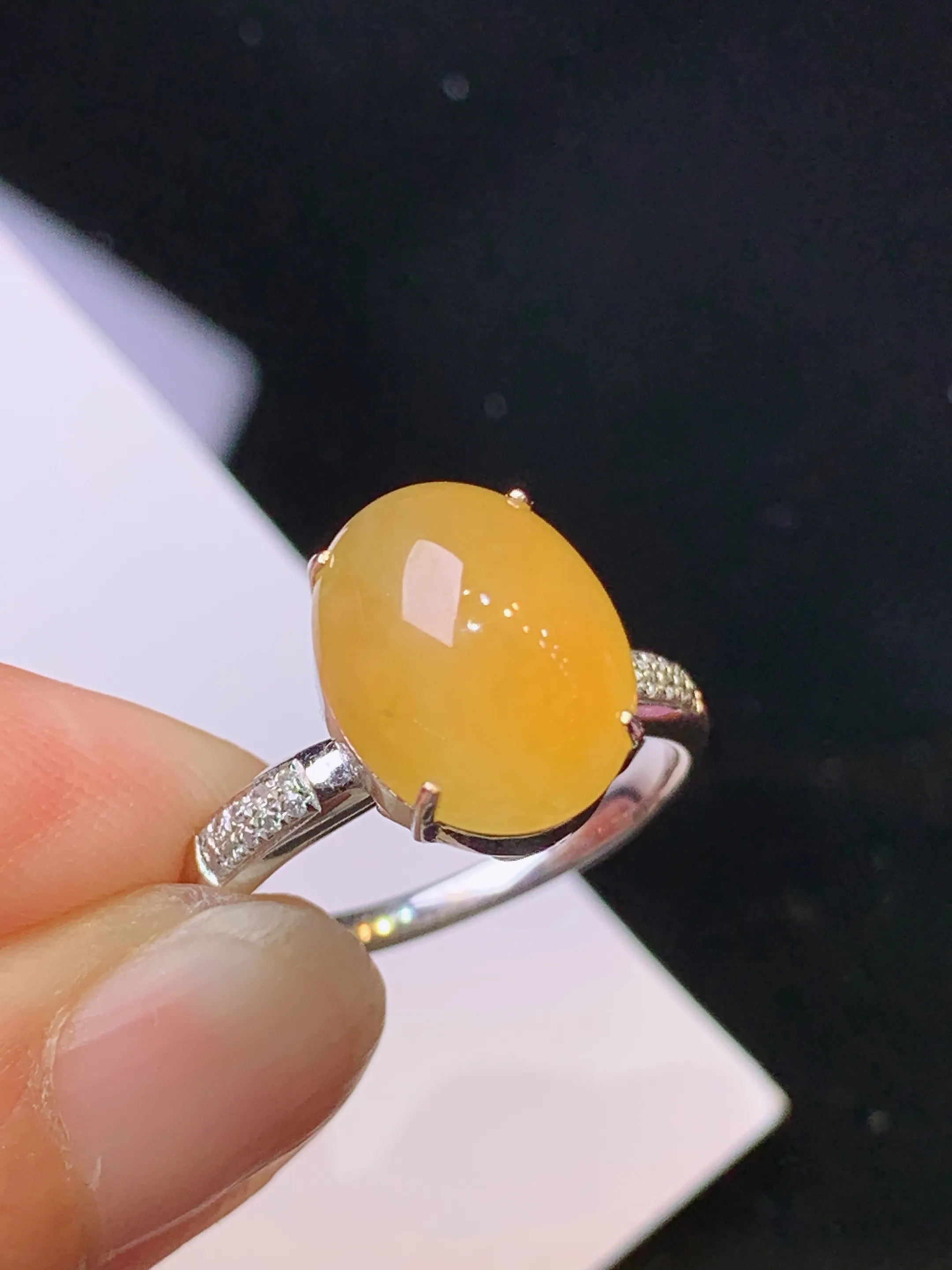 18k金钻镶嵌黄翡蛋面吊坠 玉质细腻 水润亮眼 色泽艳丽 圈口13 整体尺寸12*9.6*5.5