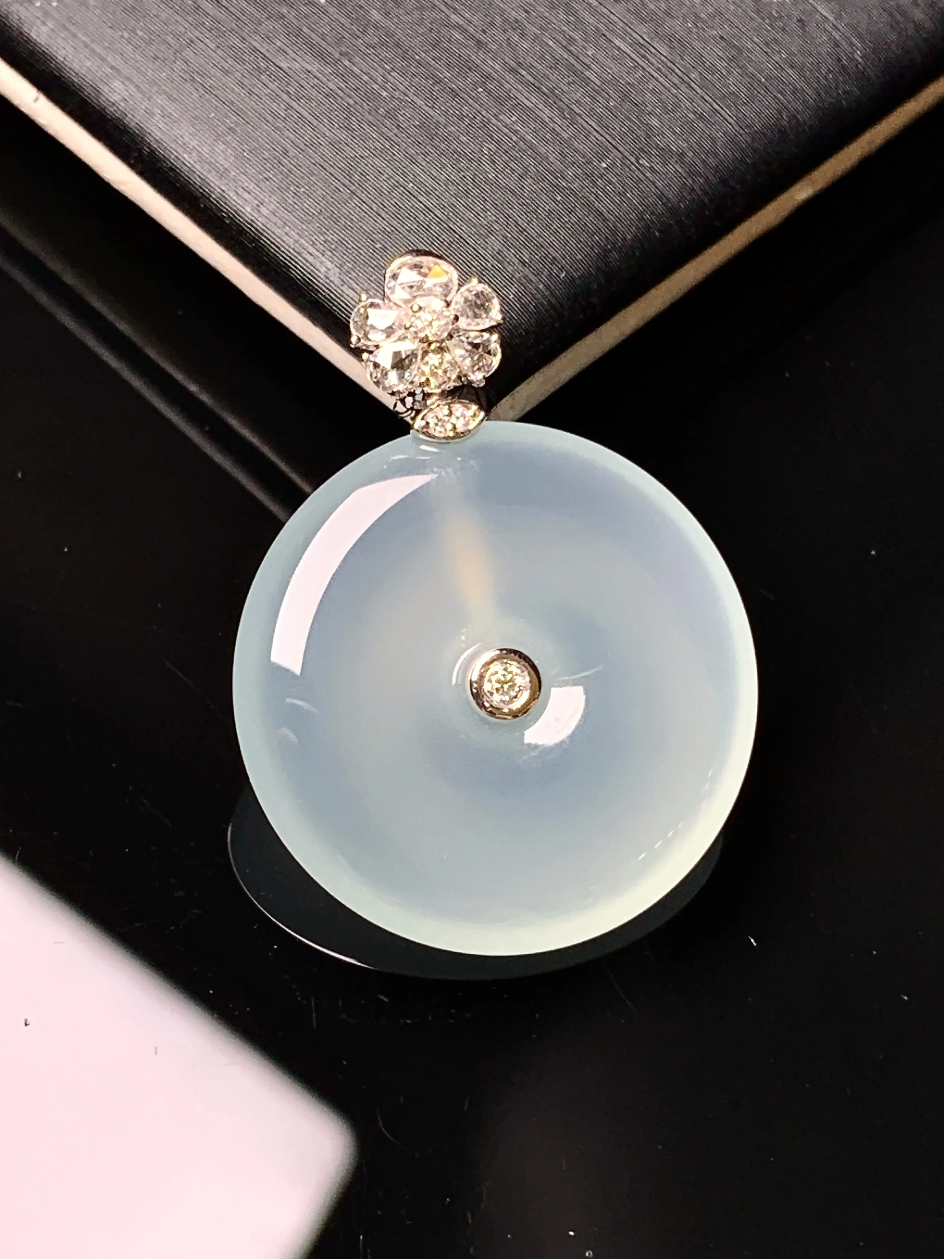 18k金钻镶嵌冰种平安扣吊坠 玉质细腻 水润亮眼 色泽艳丽 整体尺寸27.8*21*3.8