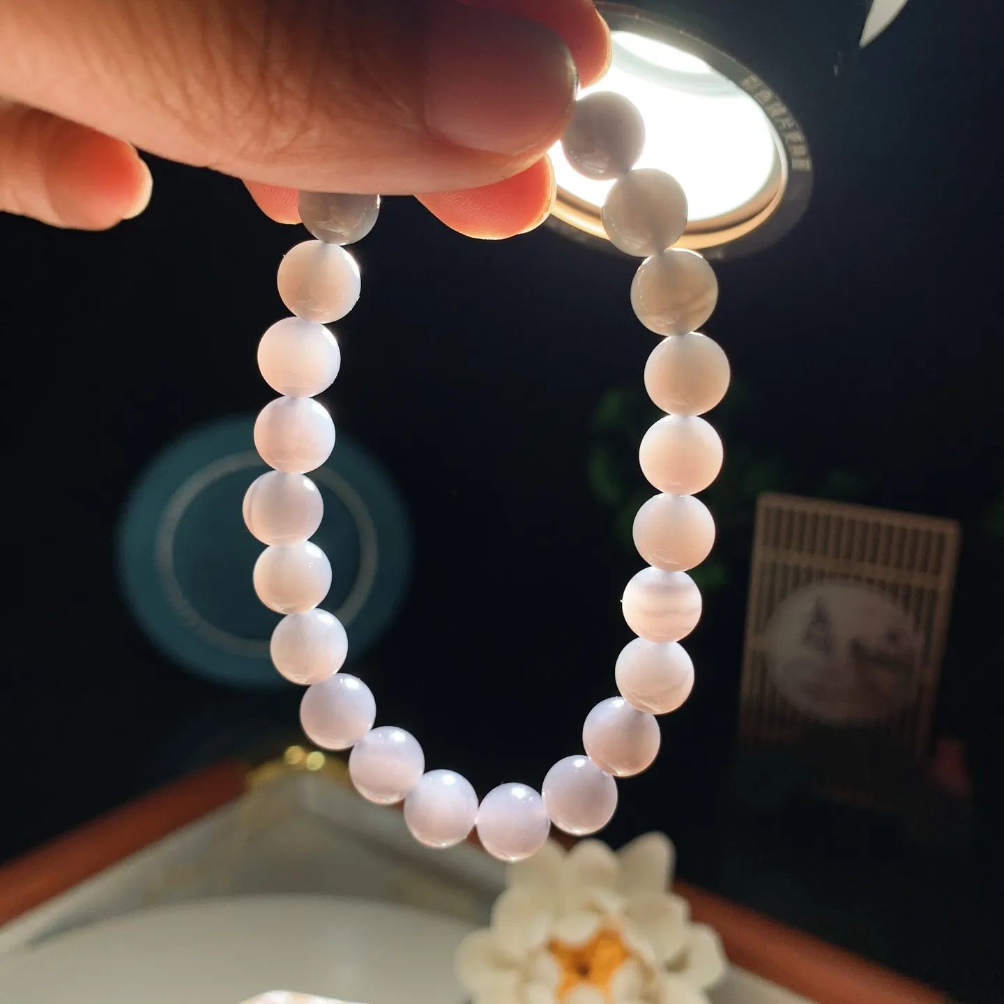 和田玉紫罗兰圆珠手串。单颗尺寸8！玉质细腻油润。手推出油。佩戴高端典雅。lt251209