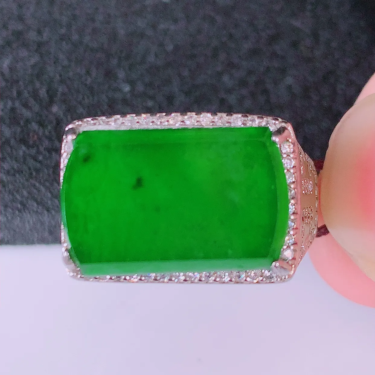 冰透满绿翡翠925银镶嵌马鞍戒面，自然光实拍，翠色灵动，颜色漂亮，种老水足，品相佳，佩戴佳品！#97.9（圈口可调大小）整体26.5*18.5*5.5裸石16.8*10.8