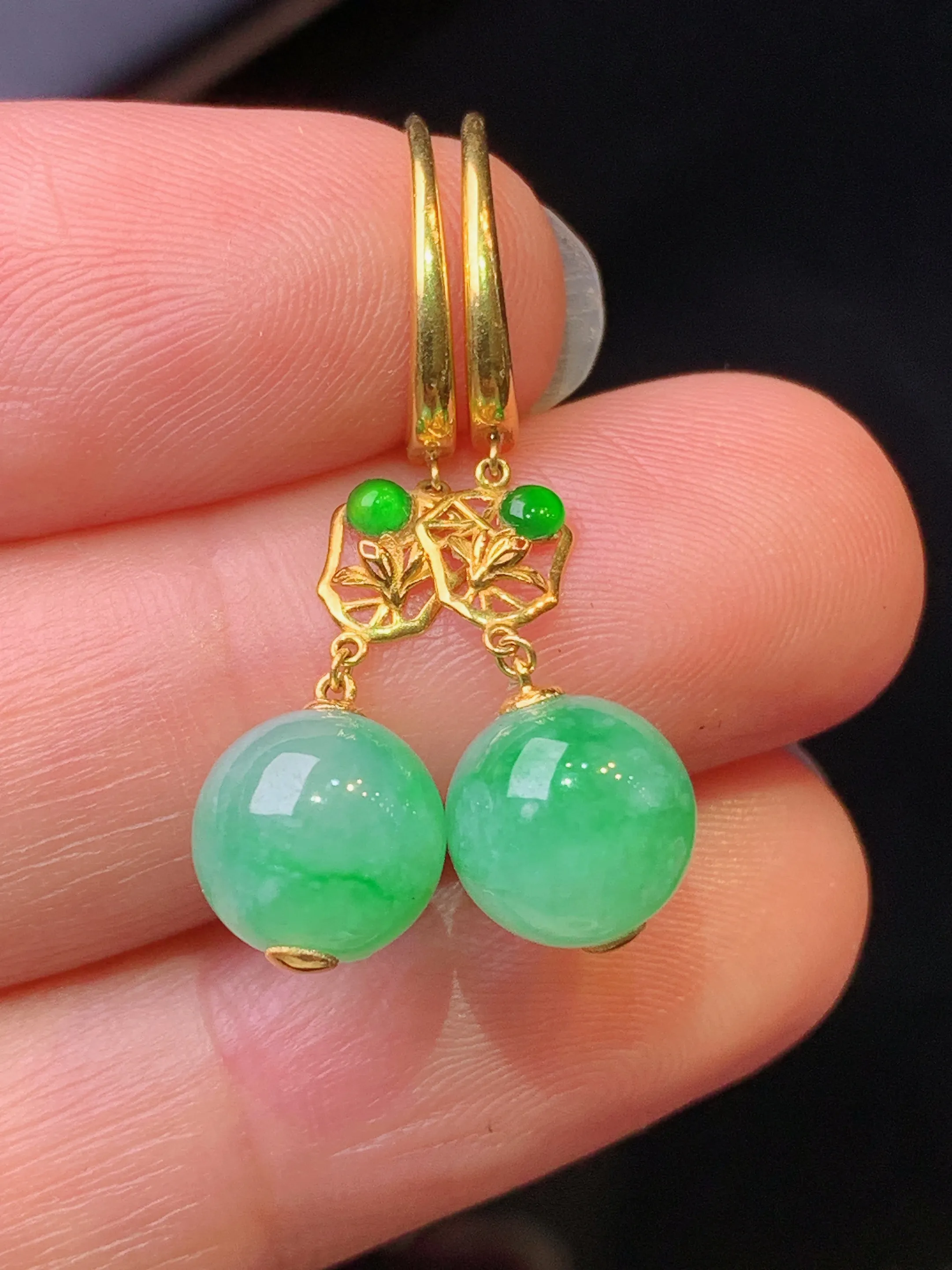 18k金镶嵌飘绿圆珠耳坠吊坠 玉质细腻 水润亮眼 色泽艳丽 整体尺寸30.3*7.8