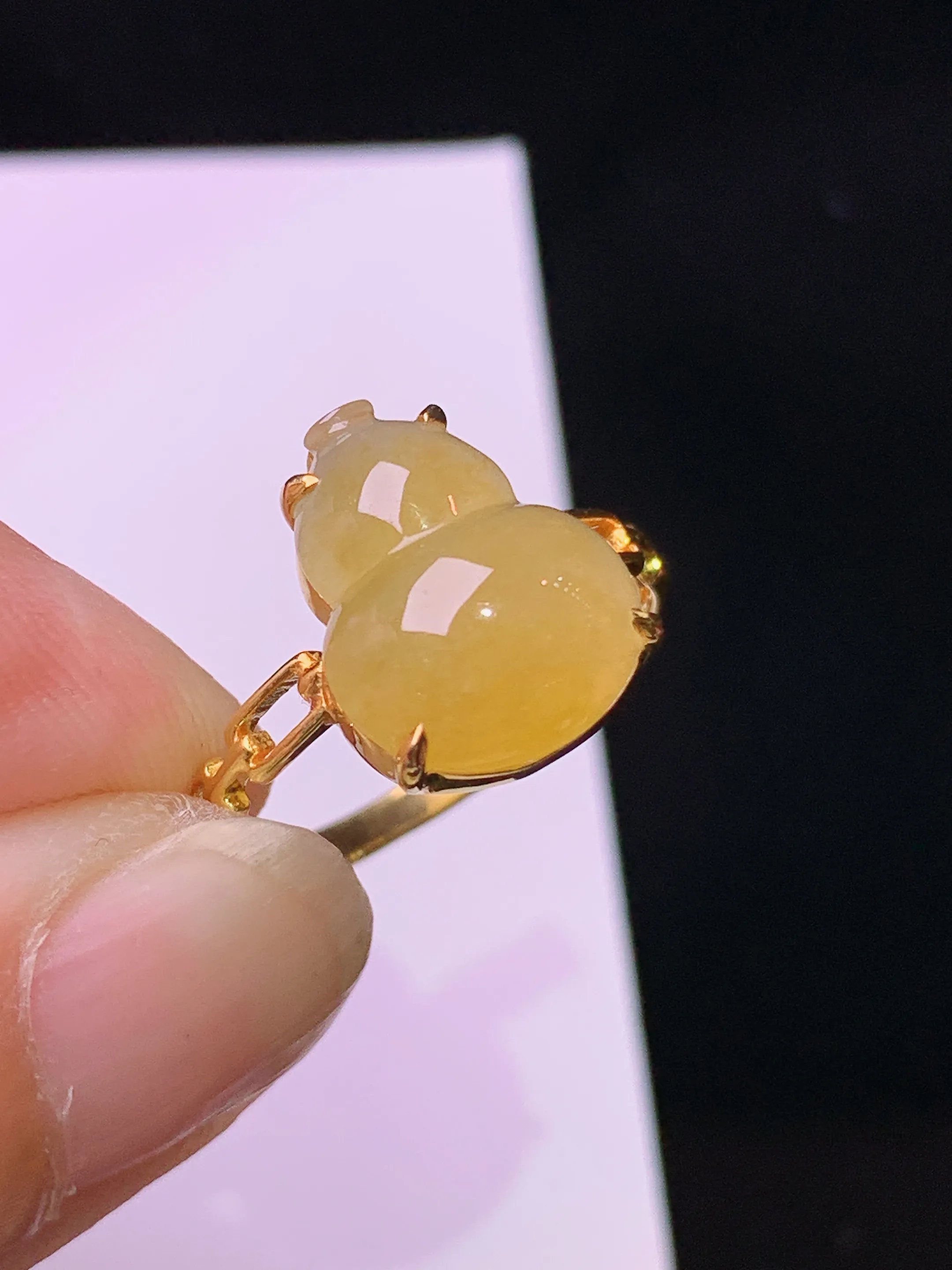 18k金钻镶嵌黄翡葫芦戒指 玉质细腻 水润亮眼 色泽艳丽 圈口13 整体尺寸12.6*9.8*4.5