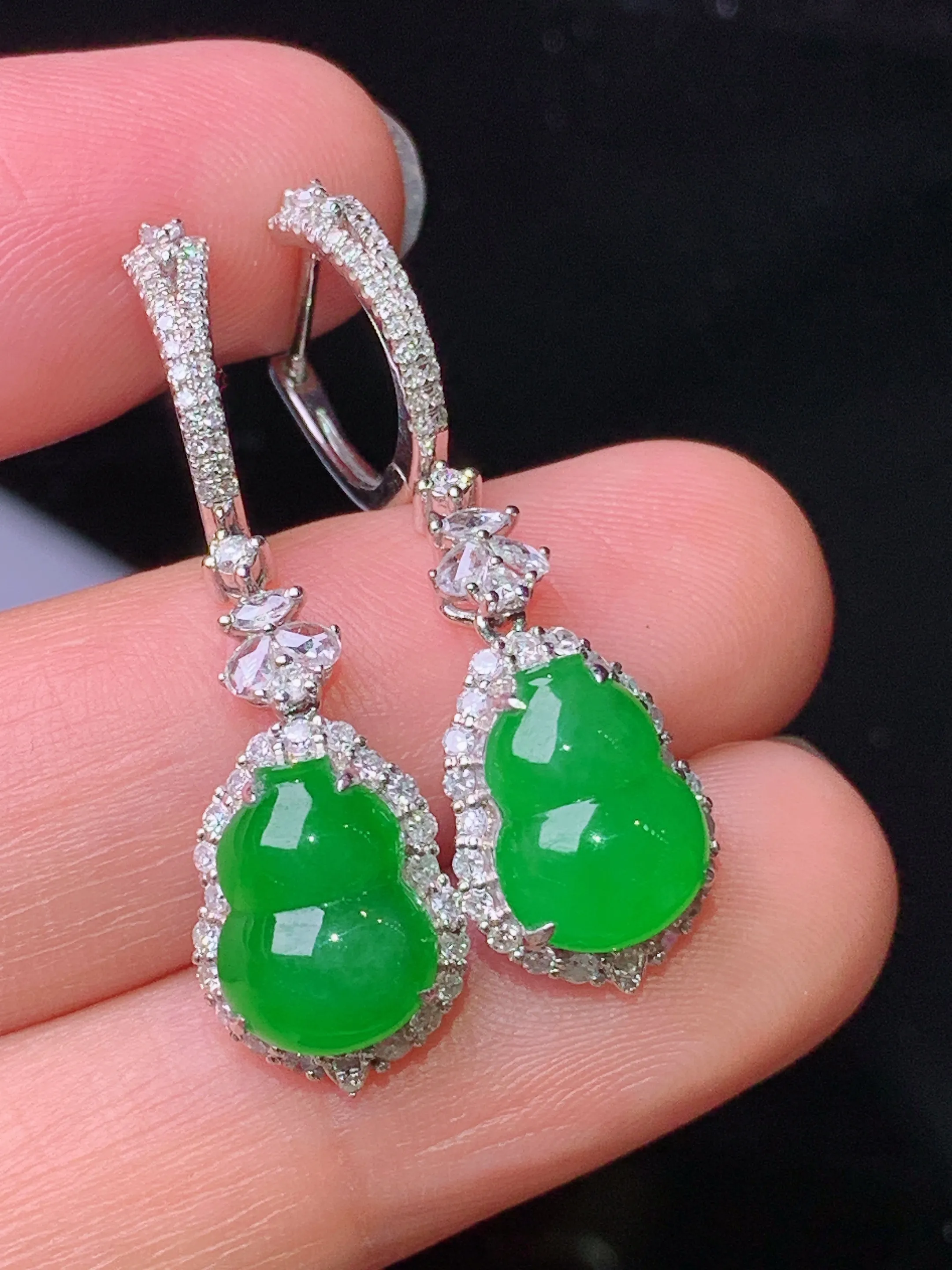 18k金钻镶嵌满绿葫芦耳坠 玉质细腻 水润亮眼 色泽艳丽 整体尺寸30.8*10*9