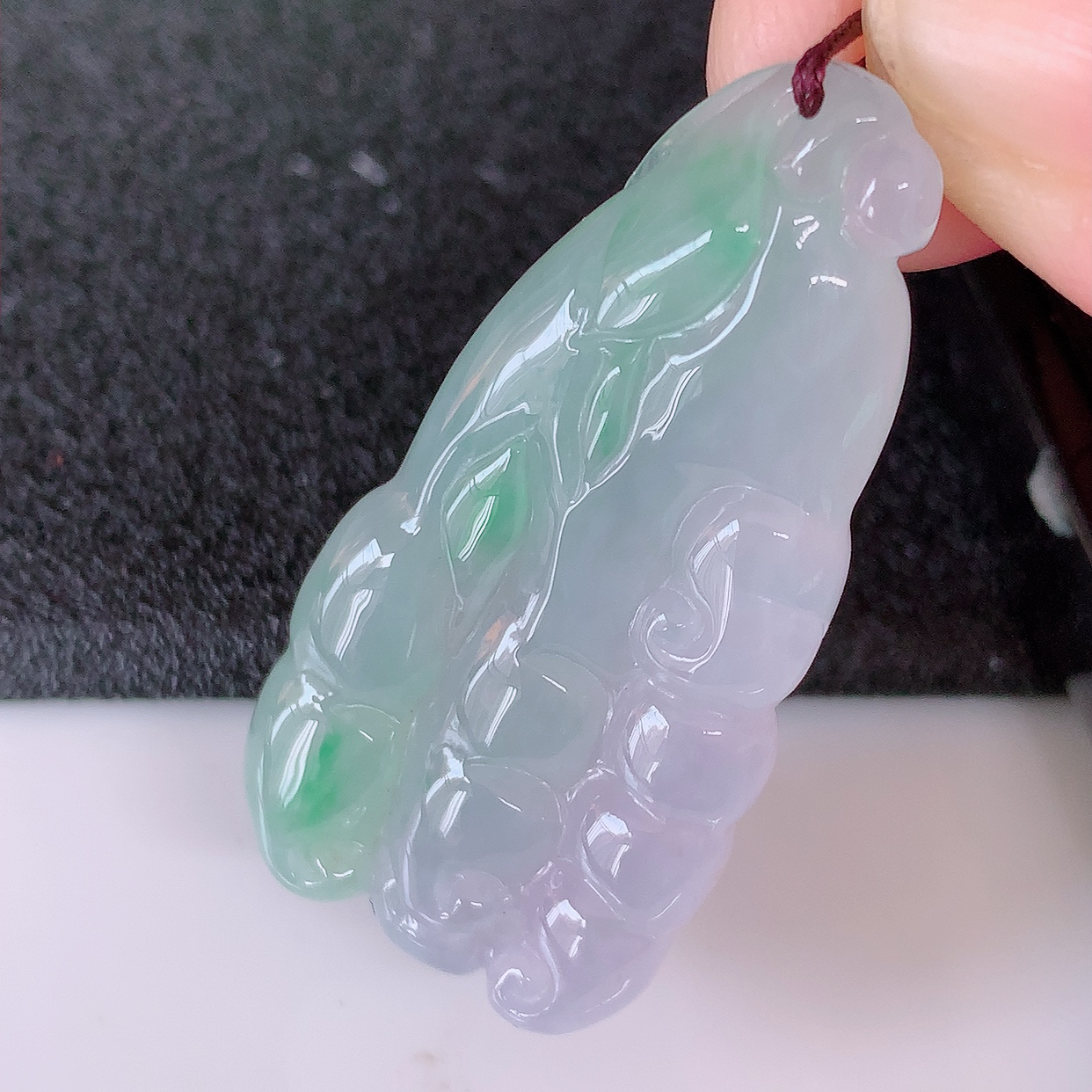 自然光实拍，冰种春带彩翡翠佛手吊坠，翠色灵动，种老水足，寓意好，品相佳，佩戴佳品！#41.9