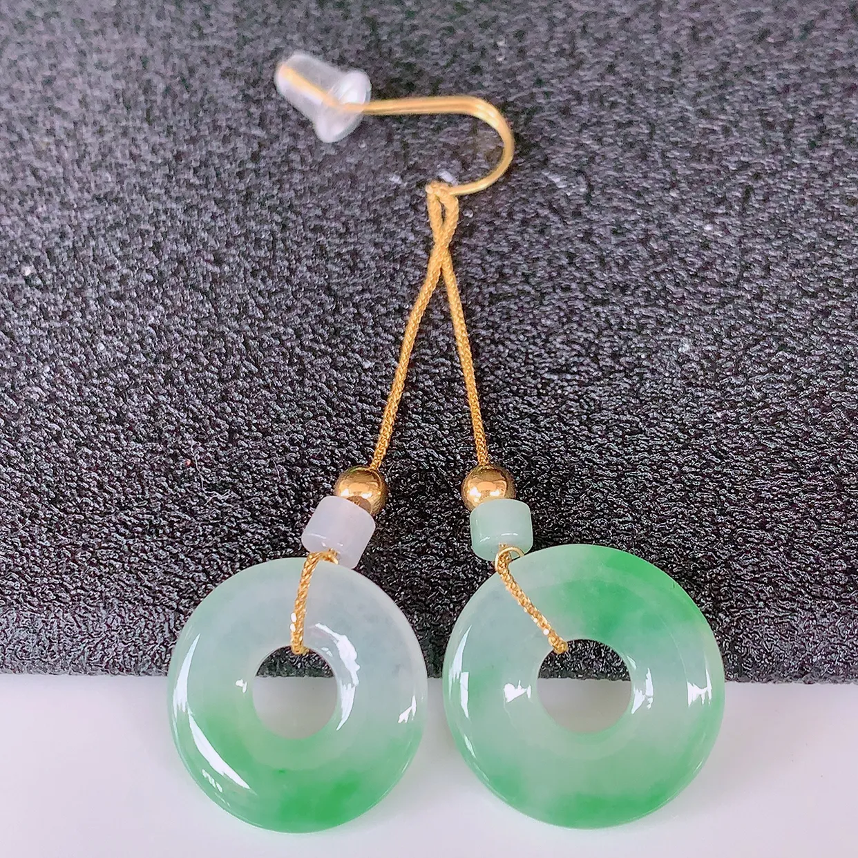 18k金镶嵌冰种飘绿翡翠平安扣耳坠，沁人心脾，耳坠佩戴效果大气出众，尽显气质。种水好，胶感足，颜相当