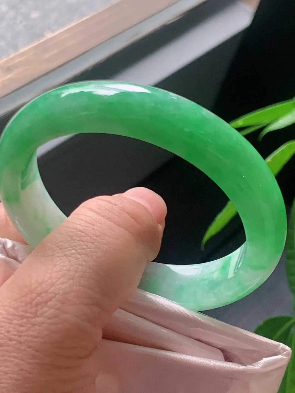 【翡翠名称】老种冰飘阳绿54.7正圈口手镯
【翡翠尺寸】54.7/12.7/8.5mm适合53.5-56正圈口佩戴
【翡翠描述】宝贝种老水足，玉质细腻，色泽靓丽，性价比高，佩戴效果好！
【其它赠送】权威证书/精美挂绳盒子/支持全国复检