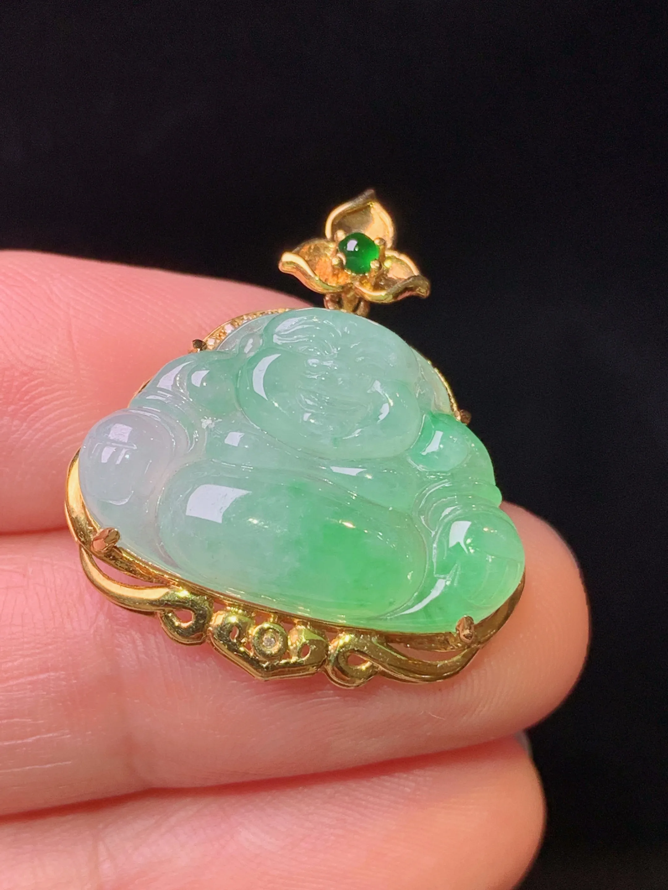18k金镶嵌翠绿佛公吊坠 玉质细腻 水润亮眼 色泽艳丽 整体尺寸26.2*23*7.3